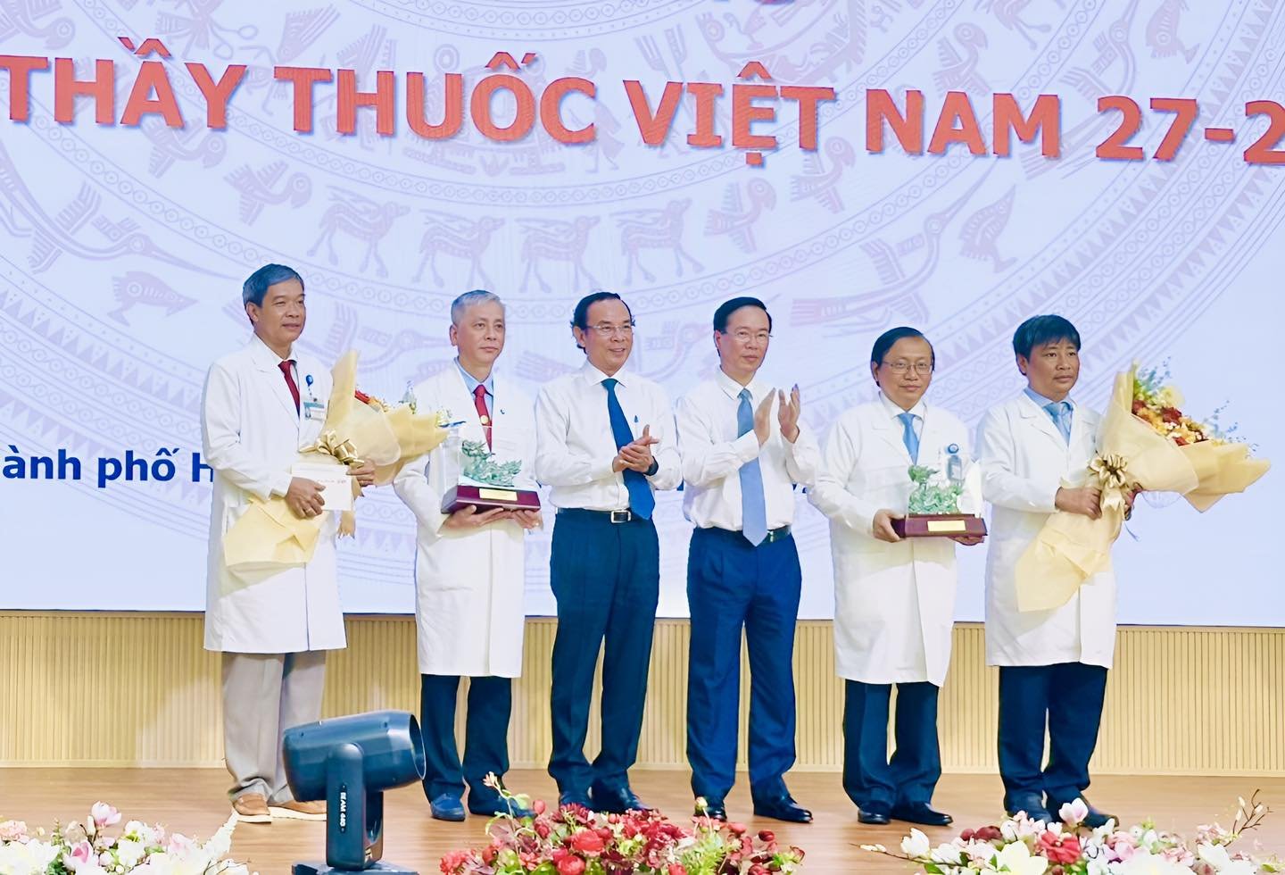 Chủ tịch nước V&otilde; Văn Thưởng thăm, động vi&ecirc;n y - b&aacute;c sĩ Bệnh viện Nhi Đồng 1- Ảnh 1.