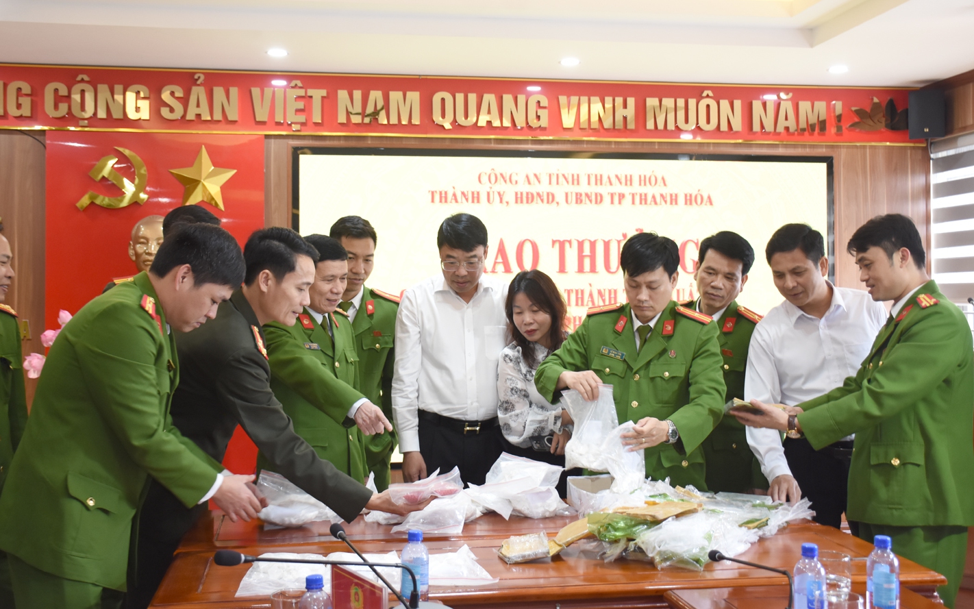 Bắt vụ ma túy "khủng", thu giữ 20 bánh heroin và 6.000 viên hồng phiến