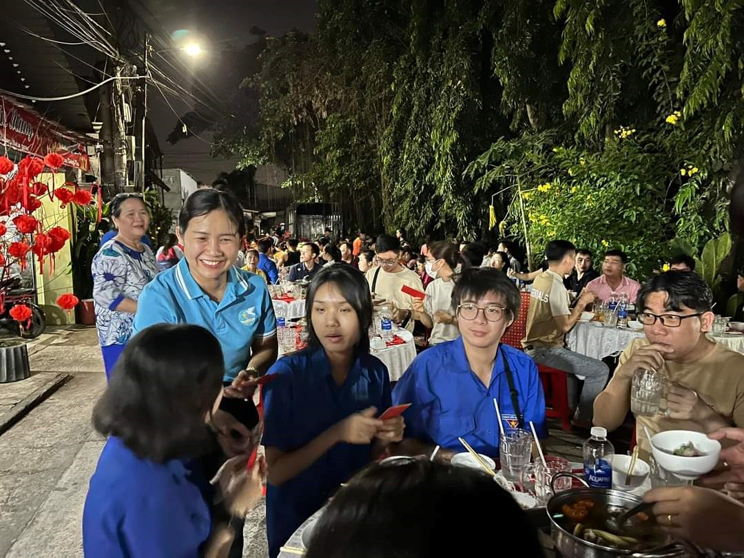 "Xuân sum vầy - Tết sẻ chia: Nghĩa tình mâm cơm ngày Tết- Ảnh 2.