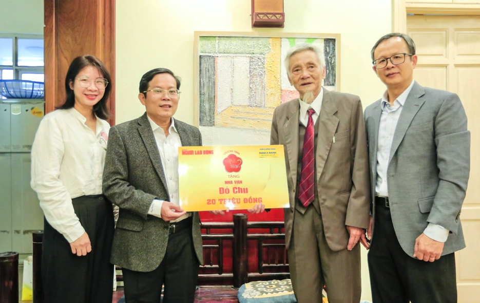 "Mai V&agrave;ng tri &acirc;n" thăm, tặng qu&agrave; nh&agrave; văn Đỗ Chu, GS Đ&agrave;o Trọng Thi- Ảnh 1.