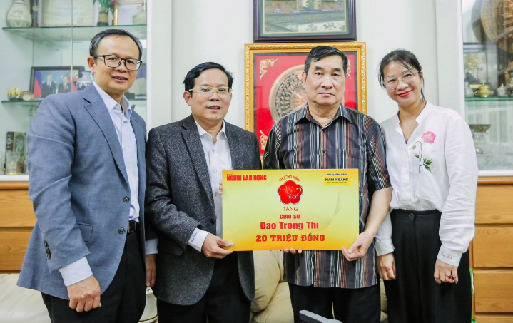 "Mai V&agrave;ng tri &acirc;n" thăm, tặng qu&agrave; nh&agrave; văn Đỗ Chu, GS Đ&agrave;o Trọng Thi- Ảnh 4.