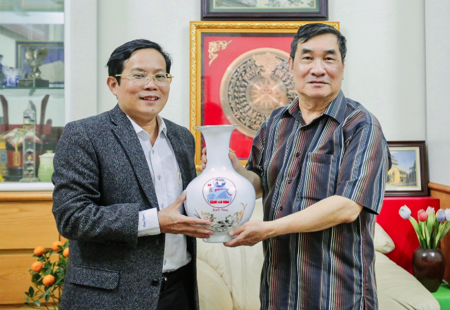 "Mai V&agrave;ng tri &acirc;n" thăm, tặng qu&agrave; nh&agrave; văn Đỗ Chu, GS Đ&agrave;o Trọng Thi- Ảnh 5.