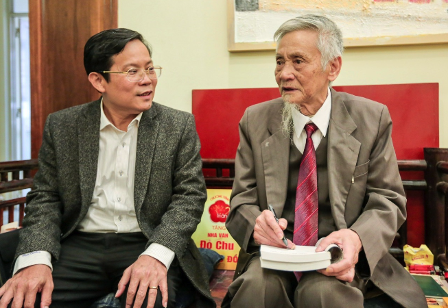 "Mai V&agrave;ng tri &acirc;n" thăm, tặng qu&agrave; nh&agrave; văn Đỗ Chu, GS Đ&agrave;o Trọng Thi- Ảnh 3.