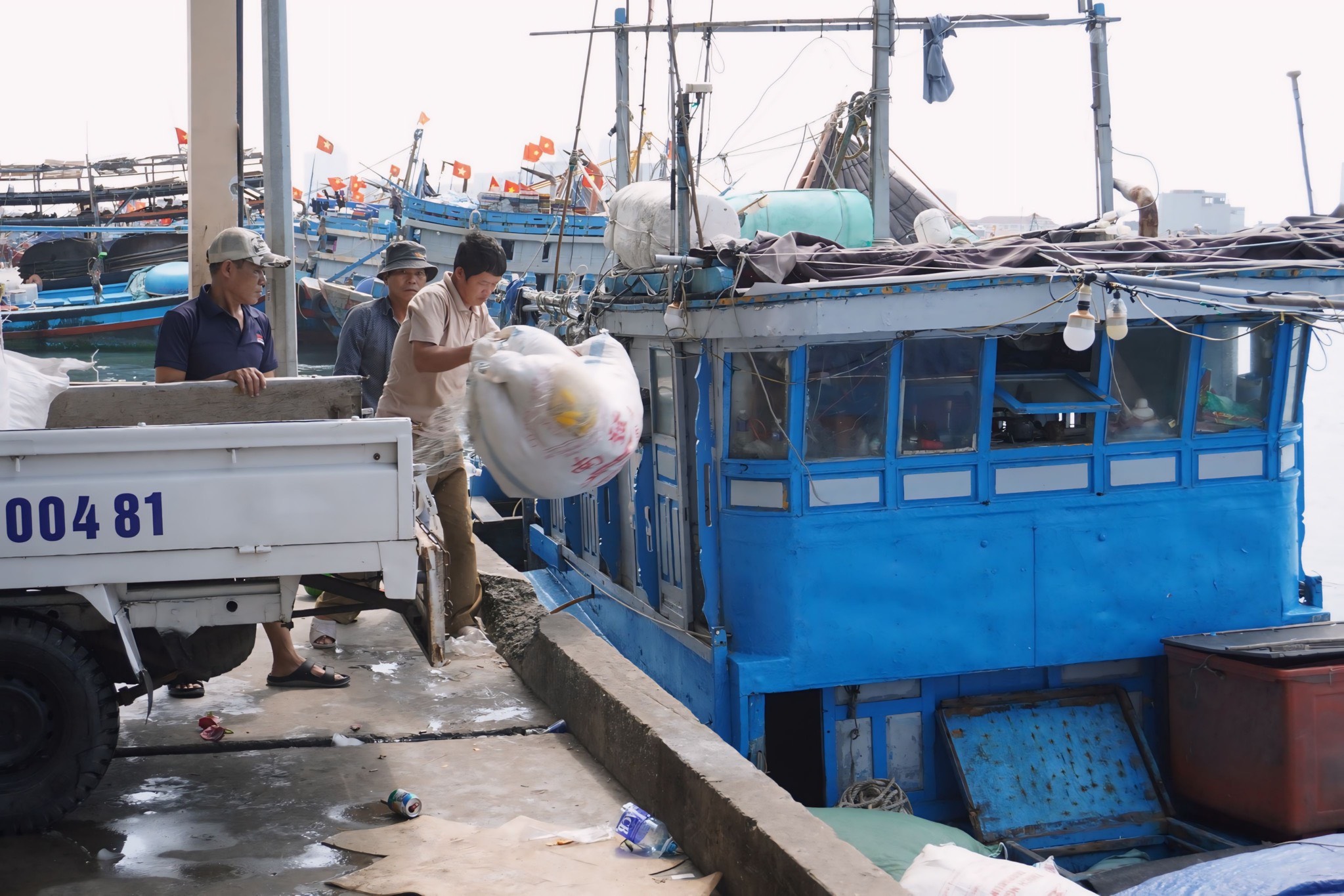 Đà Nẵng: Đội nắng làm việc hết công suất cho tàu vươn khơi- Ảnh 1.