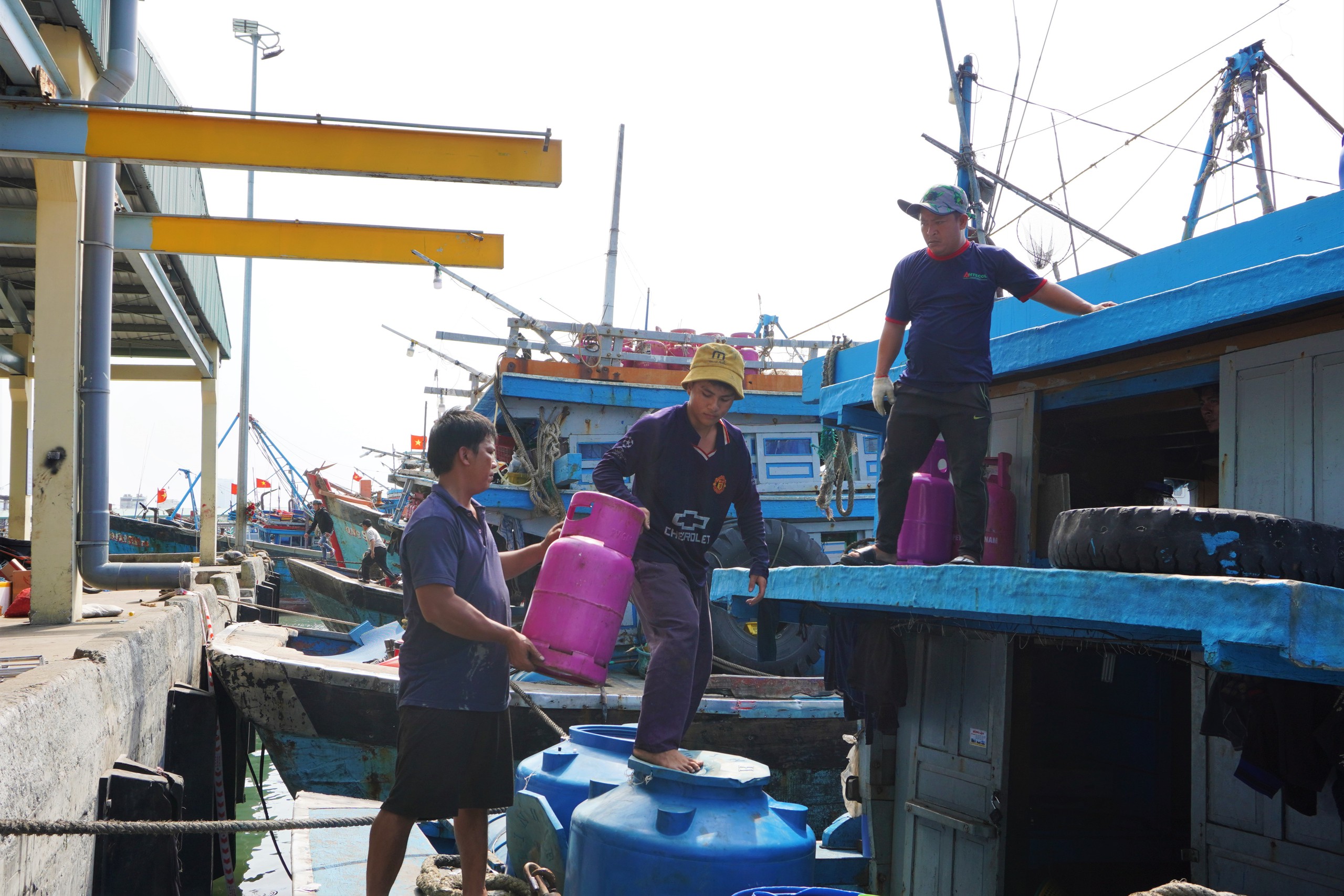 Đà Nẵng: Đội nắng làm việc hết công suất cho tàu vươn khơi- Ảnh 4.
