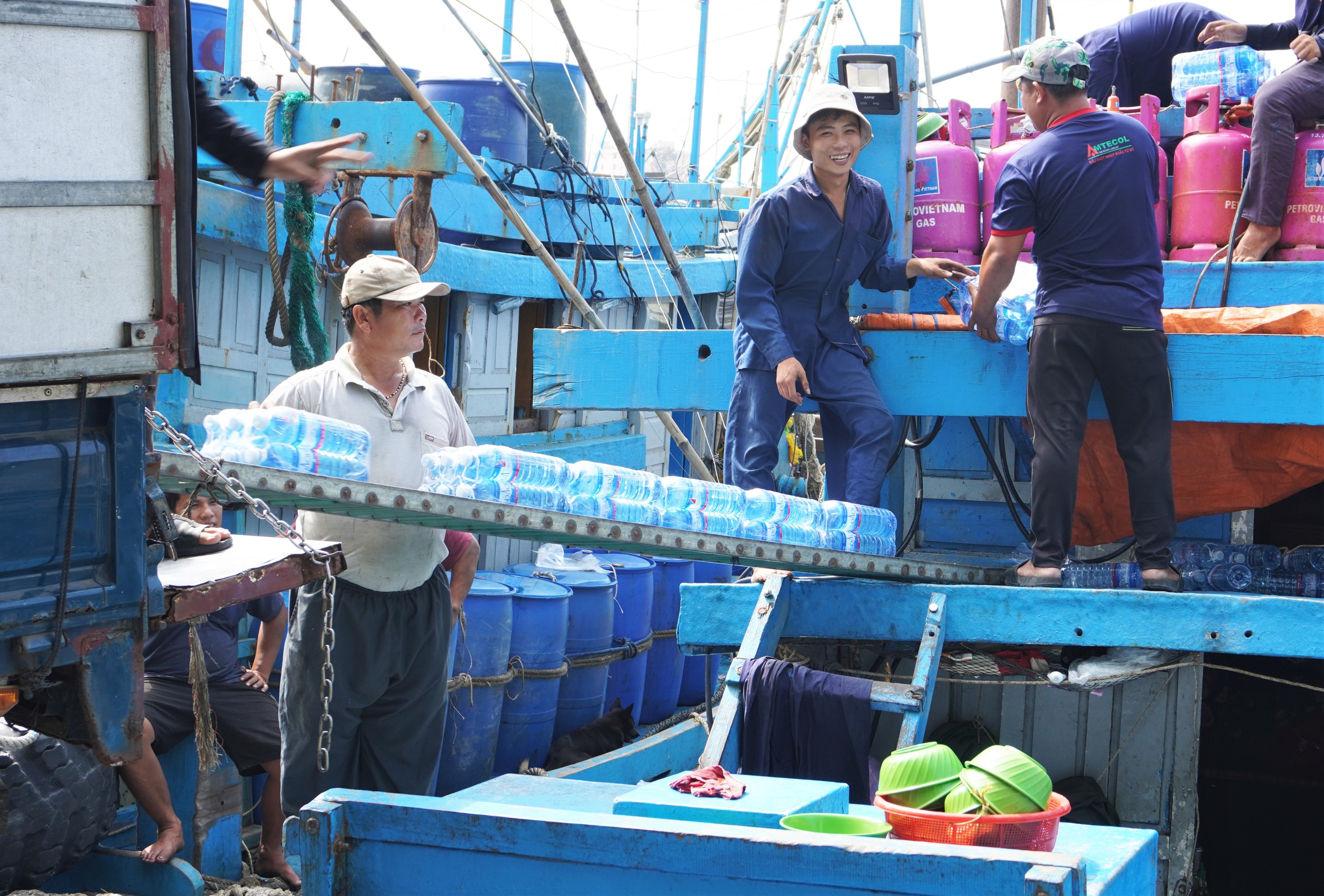 Đà Nẵng: Đội nắng làm việc hết công suất cho tàu vươn khơi- Ảnh 5.
