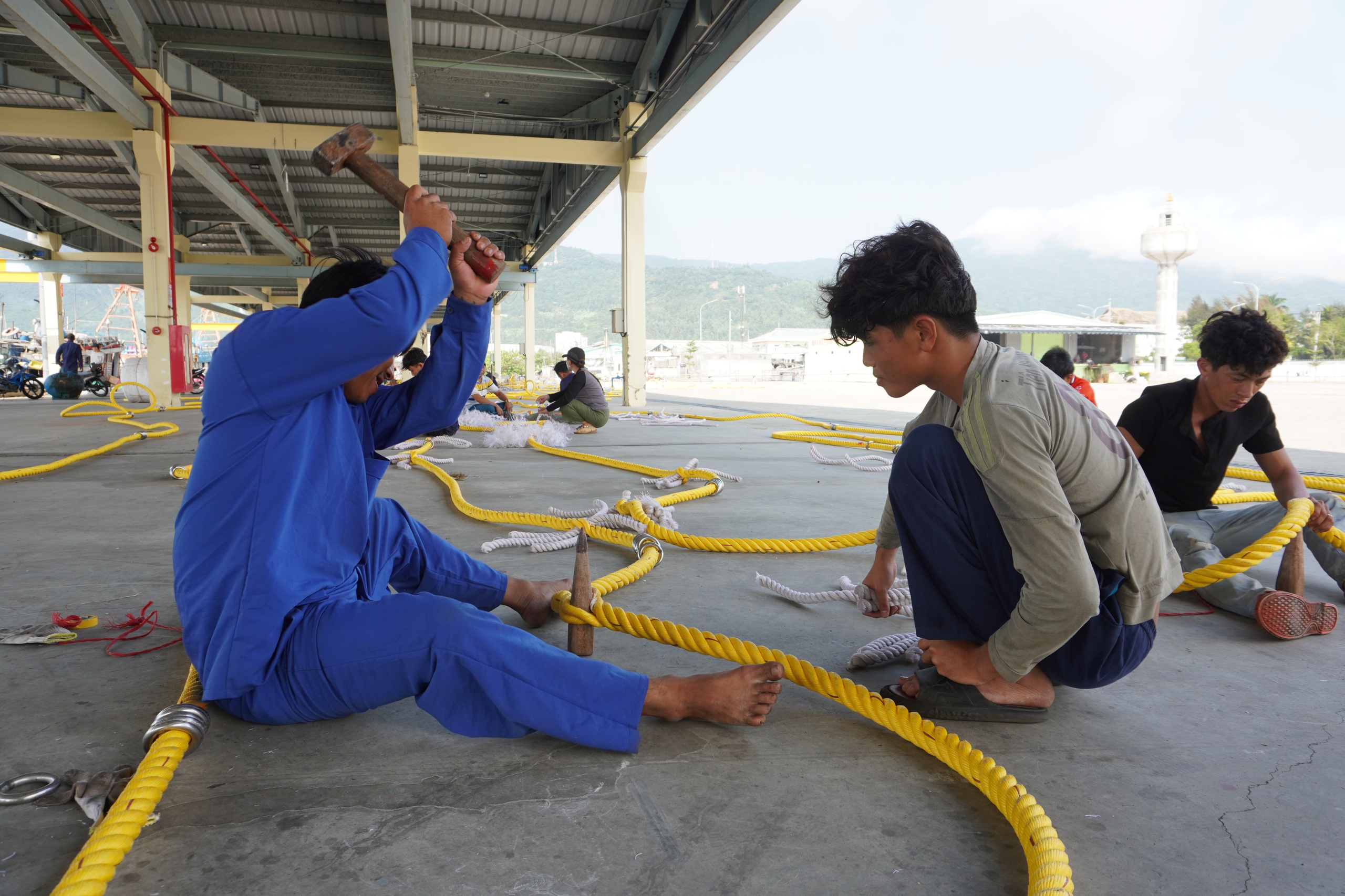 Đà Nẵng: Đội nắng làm việc hết công suất cho tàu vươn khơi- Ảnh 9.