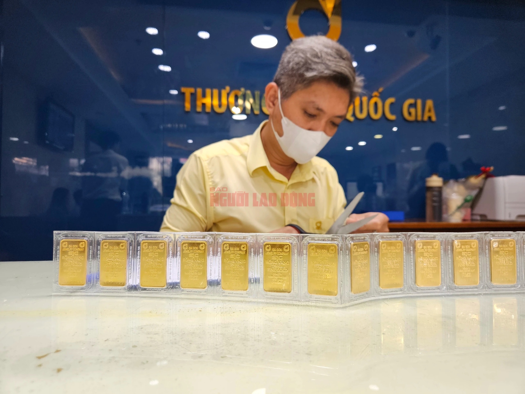 Gi&aacute; v&agrave;ng SJC lại "bốc hơi" nửa triệu đồng mỗi lượng- Ảnh 1.
