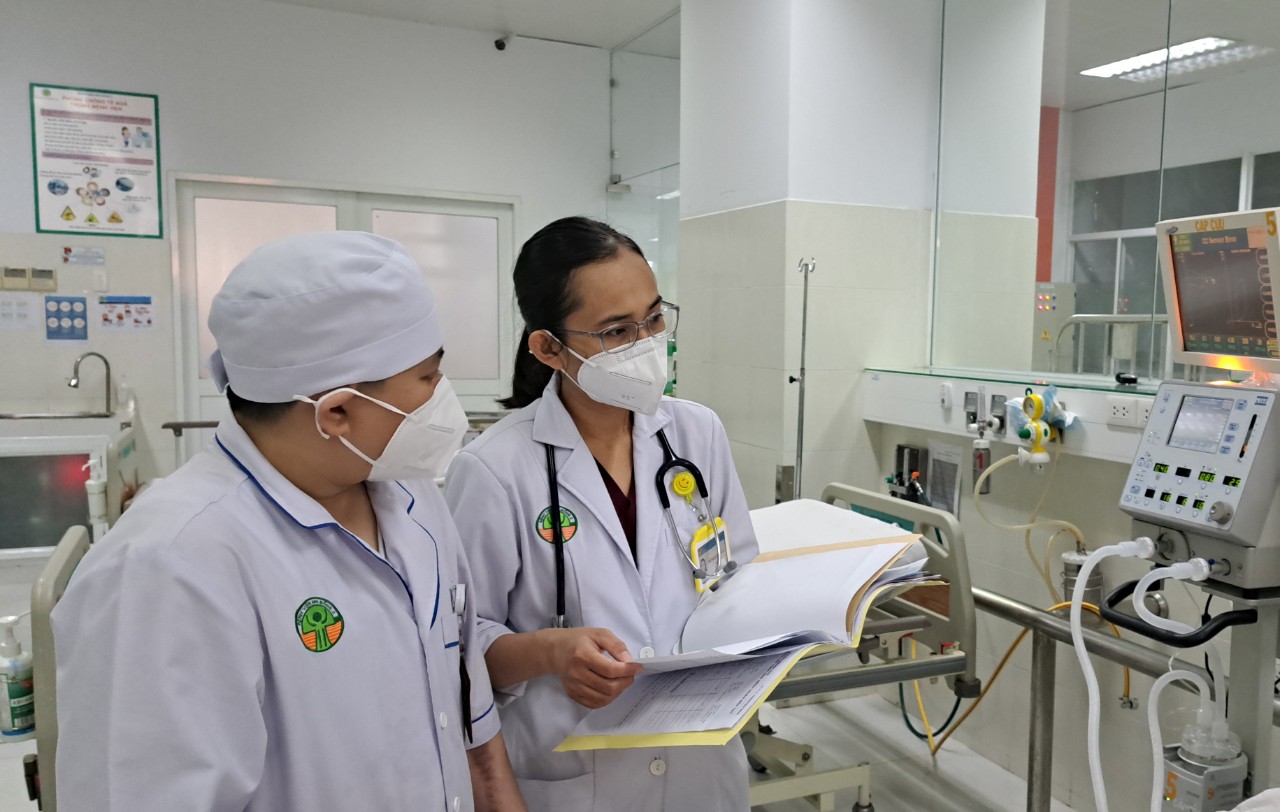 Bé gái 4 tuổi bỏng nặng do cồn- Ảnh 1.