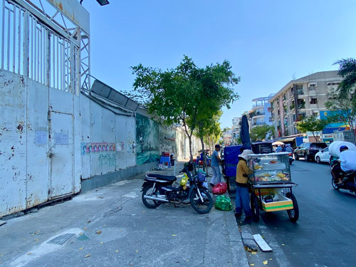 Nhiều năm nay, đằng sau hàng rào là một diện tích đất lớn bị bỏ trống. (Ảnh chụp chiều 22-2)