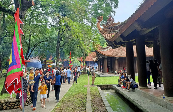 Kh&aacute;ch du lịch tới Lam Kinh (tỉnh Thanh H&oacute;a) tăng mạnh trong th&aacute;ng 2-2024 Ảnh: THANH TUẤN