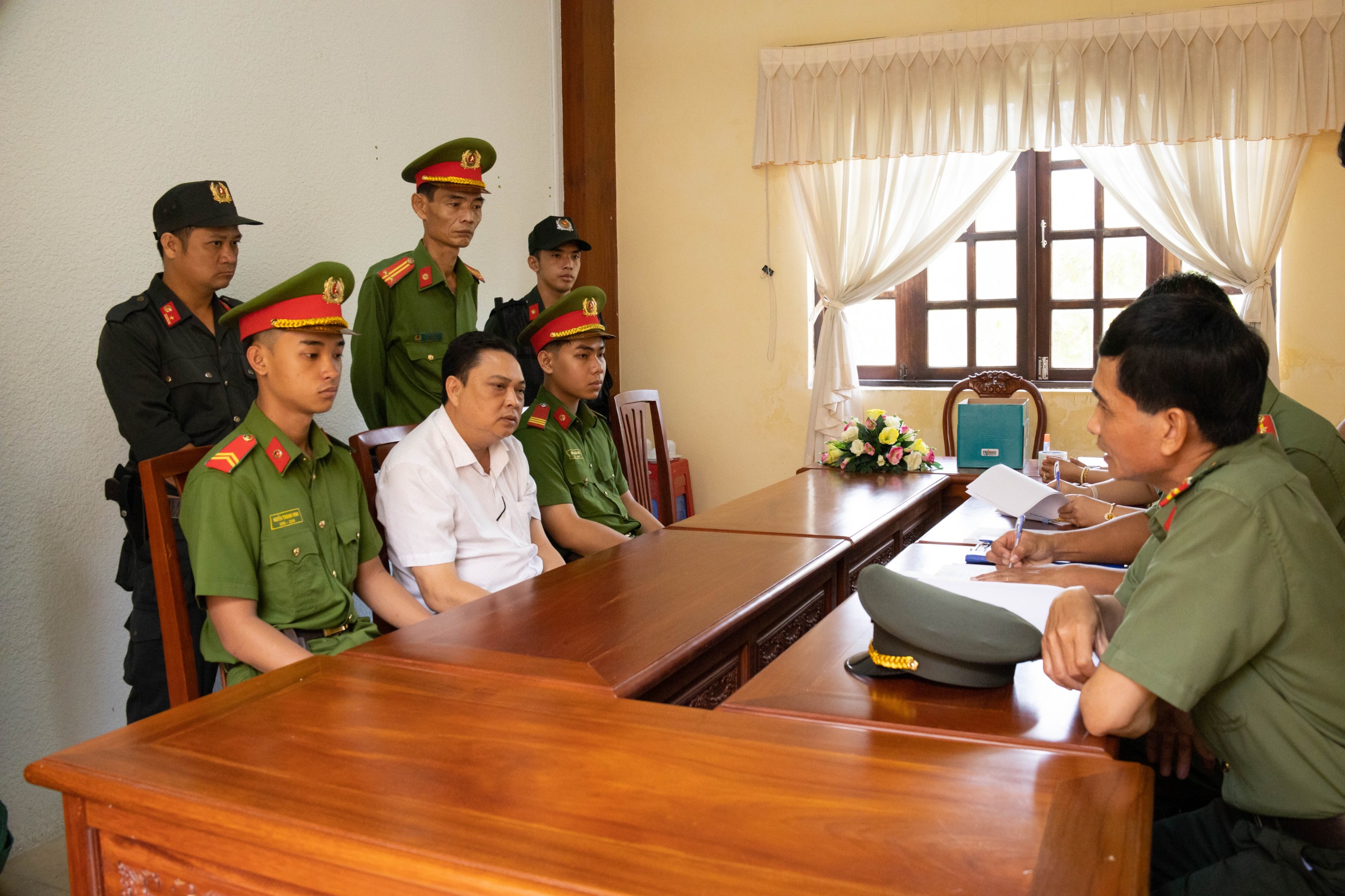 Bắt tạm giam giám đốc văn phòng đăng ký đất đai ở Hậu Giang- Ảnh 1.