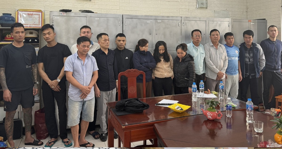 Bắt quả tang 11 nam, 3 nữ đang chơi "xóc đĩa"- Ảnh 1.