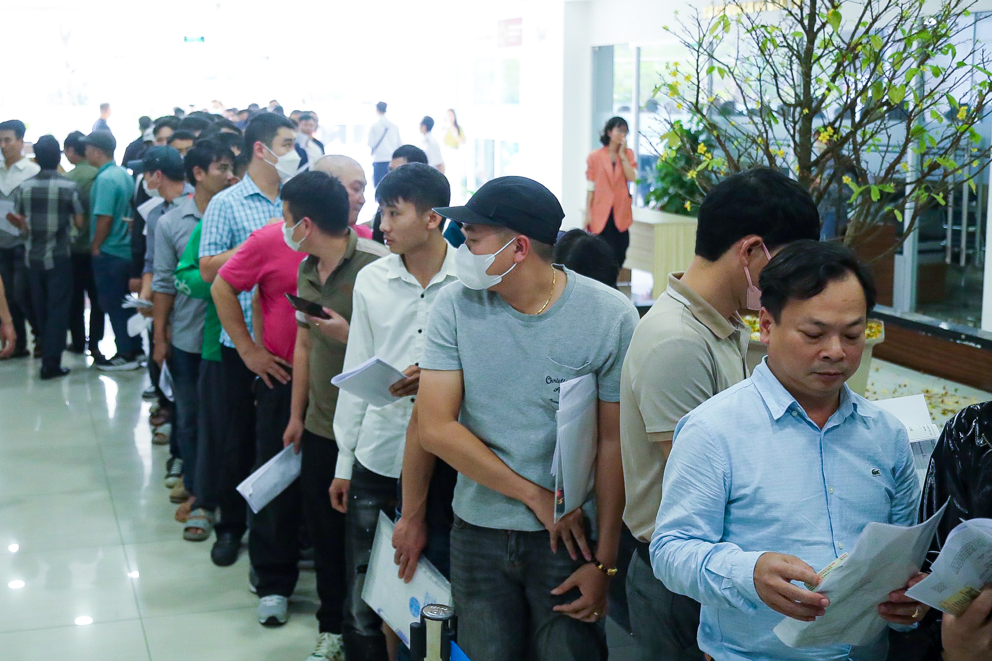 Người dân xếp hàng dài làm thủ tục cấp, đổi giấy phép lái xe- Ảnh 6.