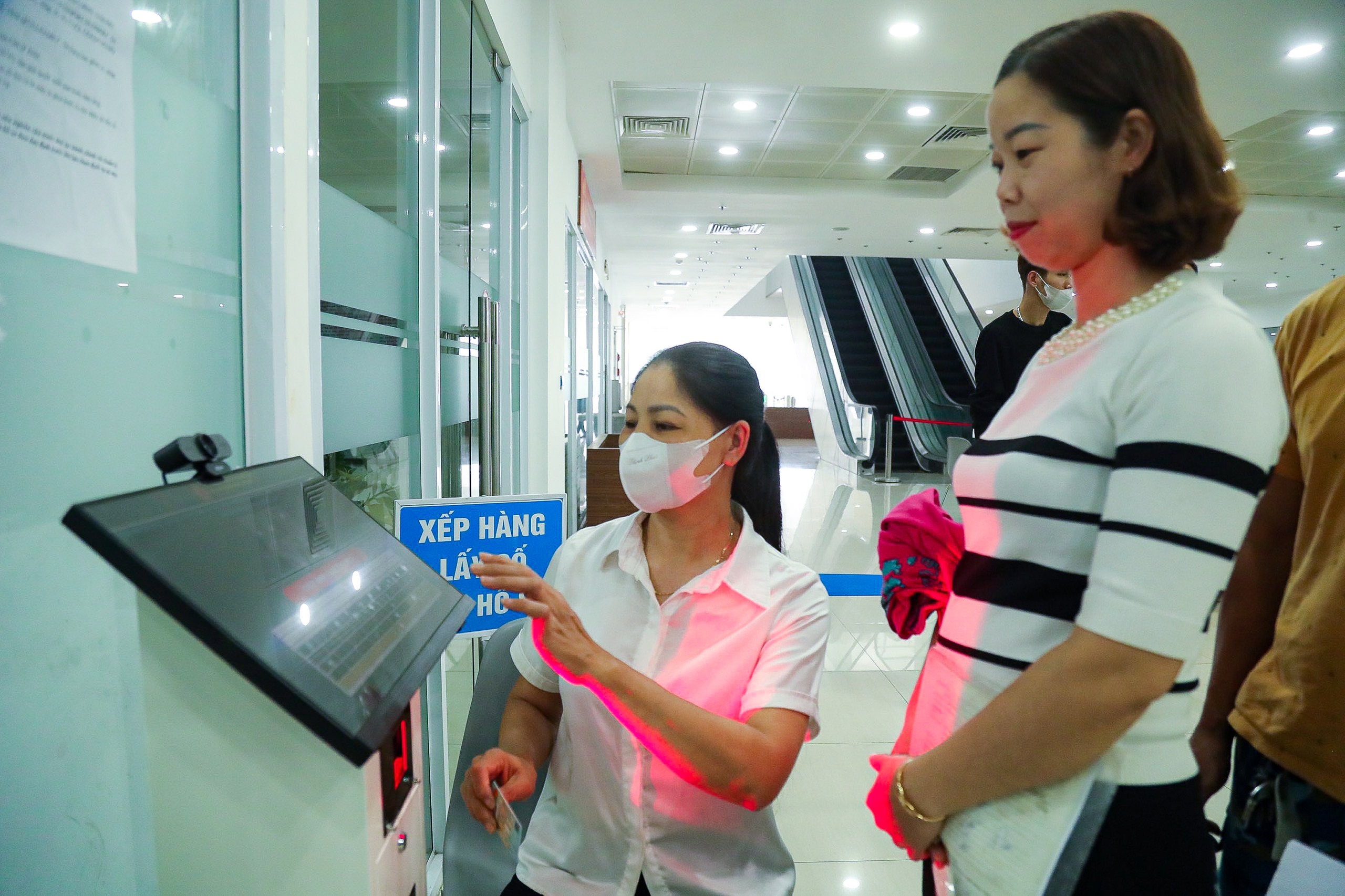 Người dân xếp hàng dài làm thủ tục cấp, đổi giấy phép lái xe- Ảnh 8.