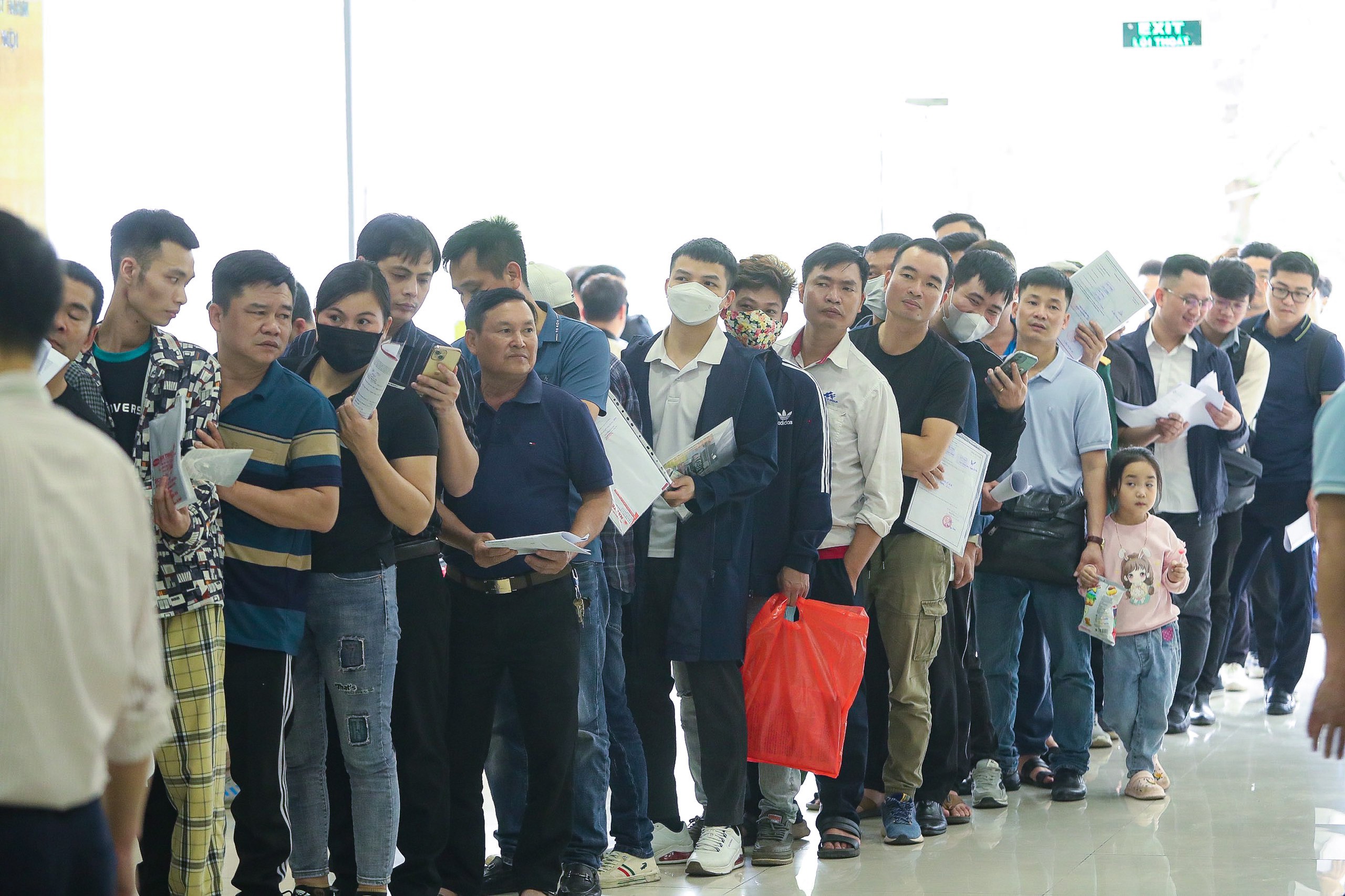 Người dân xếp hàng dài làm thủ tục cấp, đổi giấy phép lái xe- Ảnh 9.