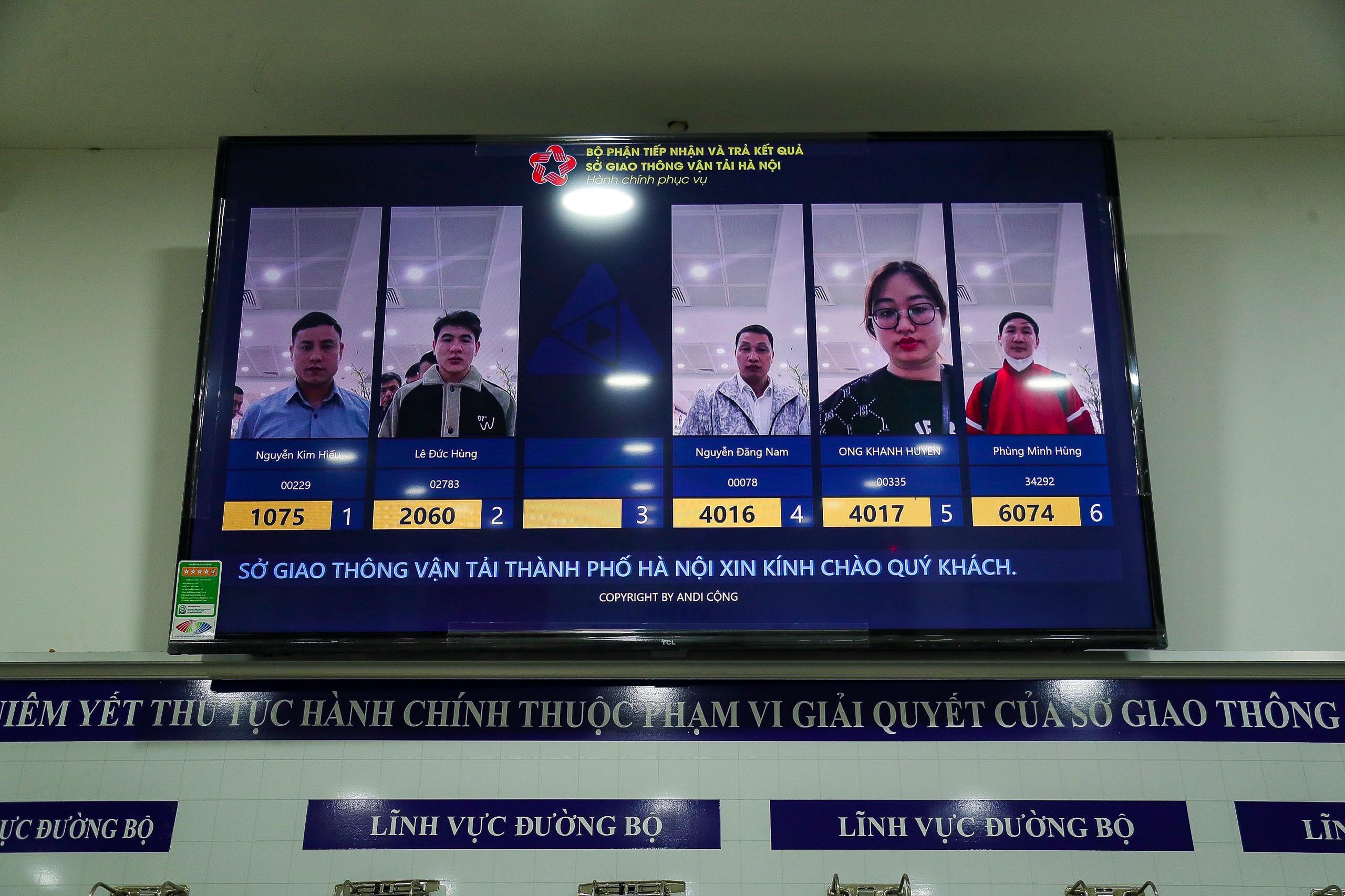 Người dân xếp hàng dài làm thủ tục cấp, đổi giấy phép lái xe- Ảnh 11.