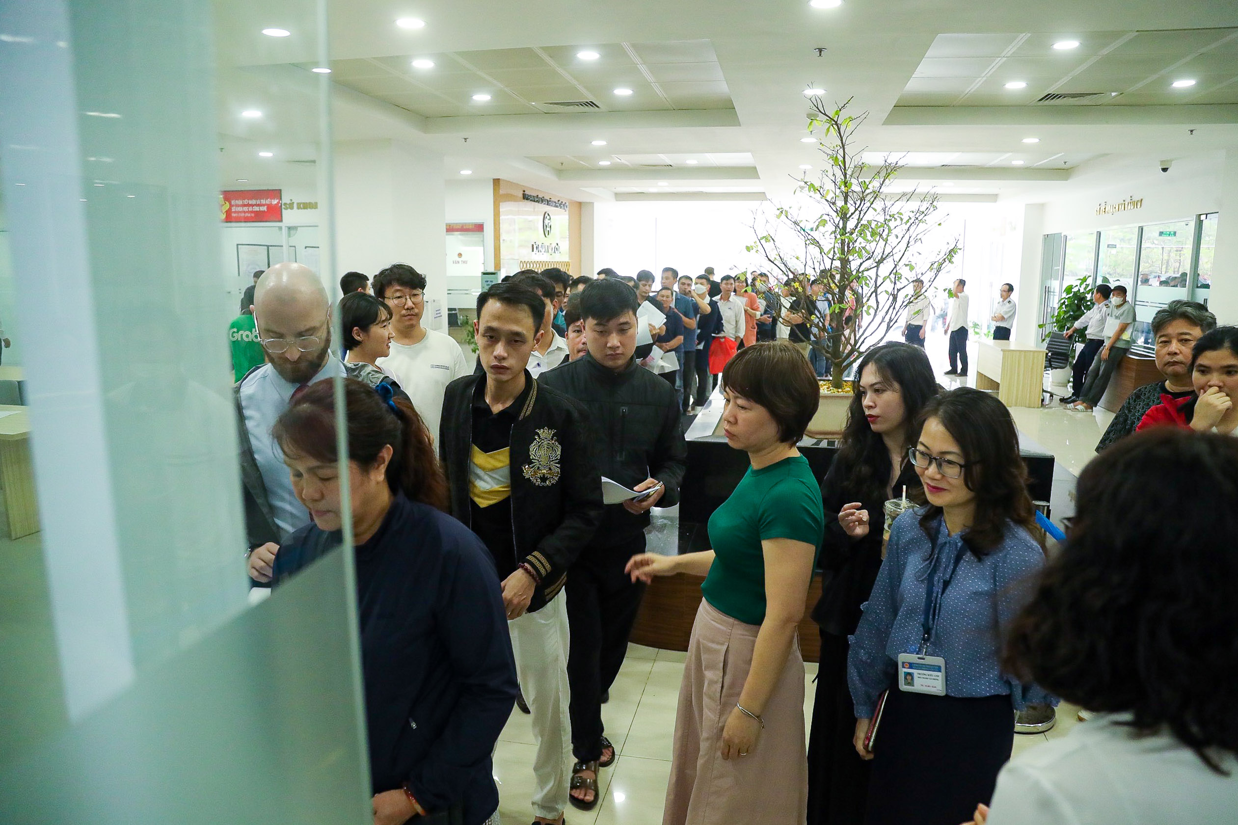 Người dân xếp hàng dài làm thủ tục cấp, đổi giấy phép lái xe- Ảnh 4.