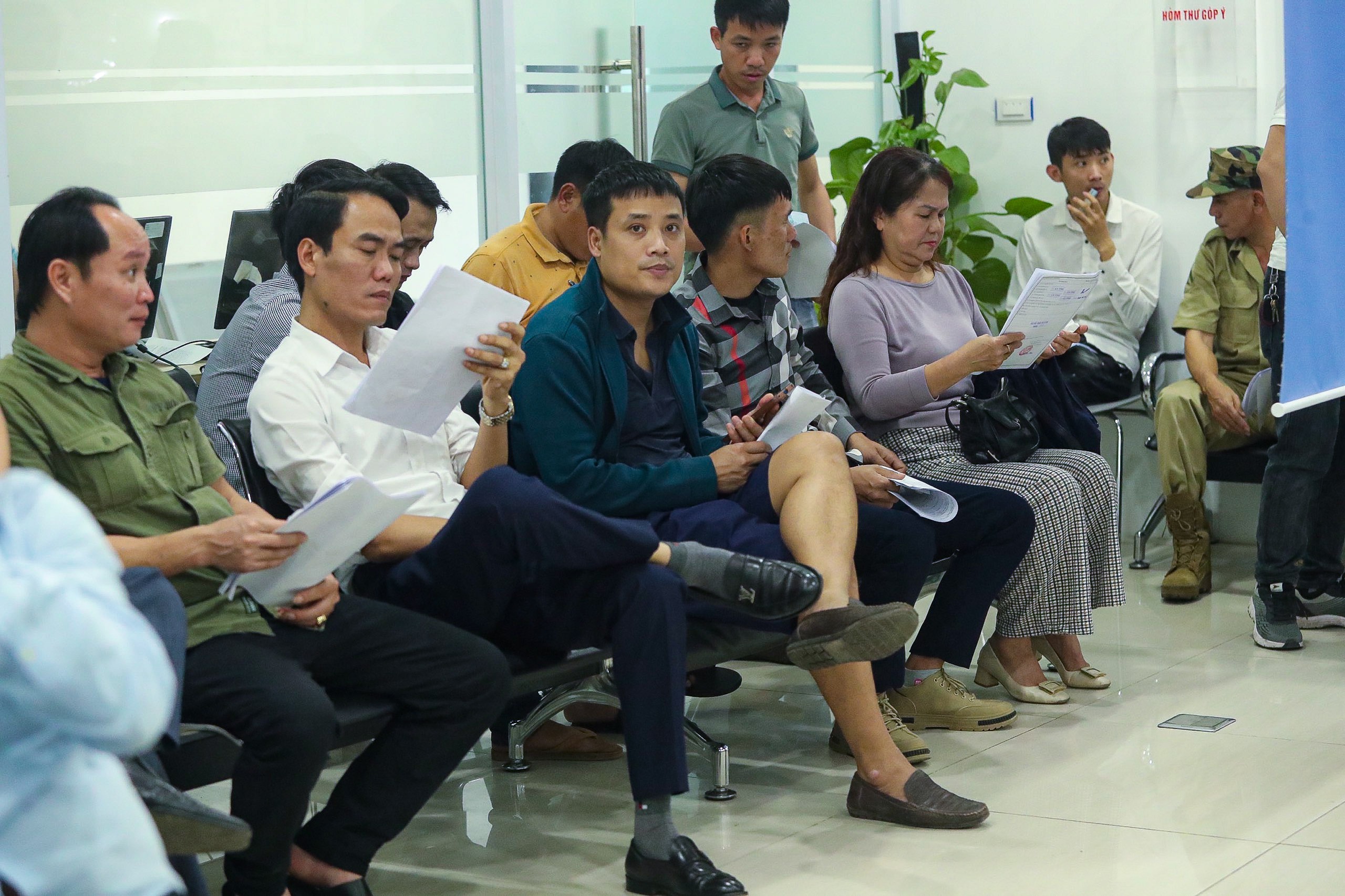 Người dân xếp hàng dài làm thủ tục cấp, đổi giấy phép lái xe- Ảnh 7.