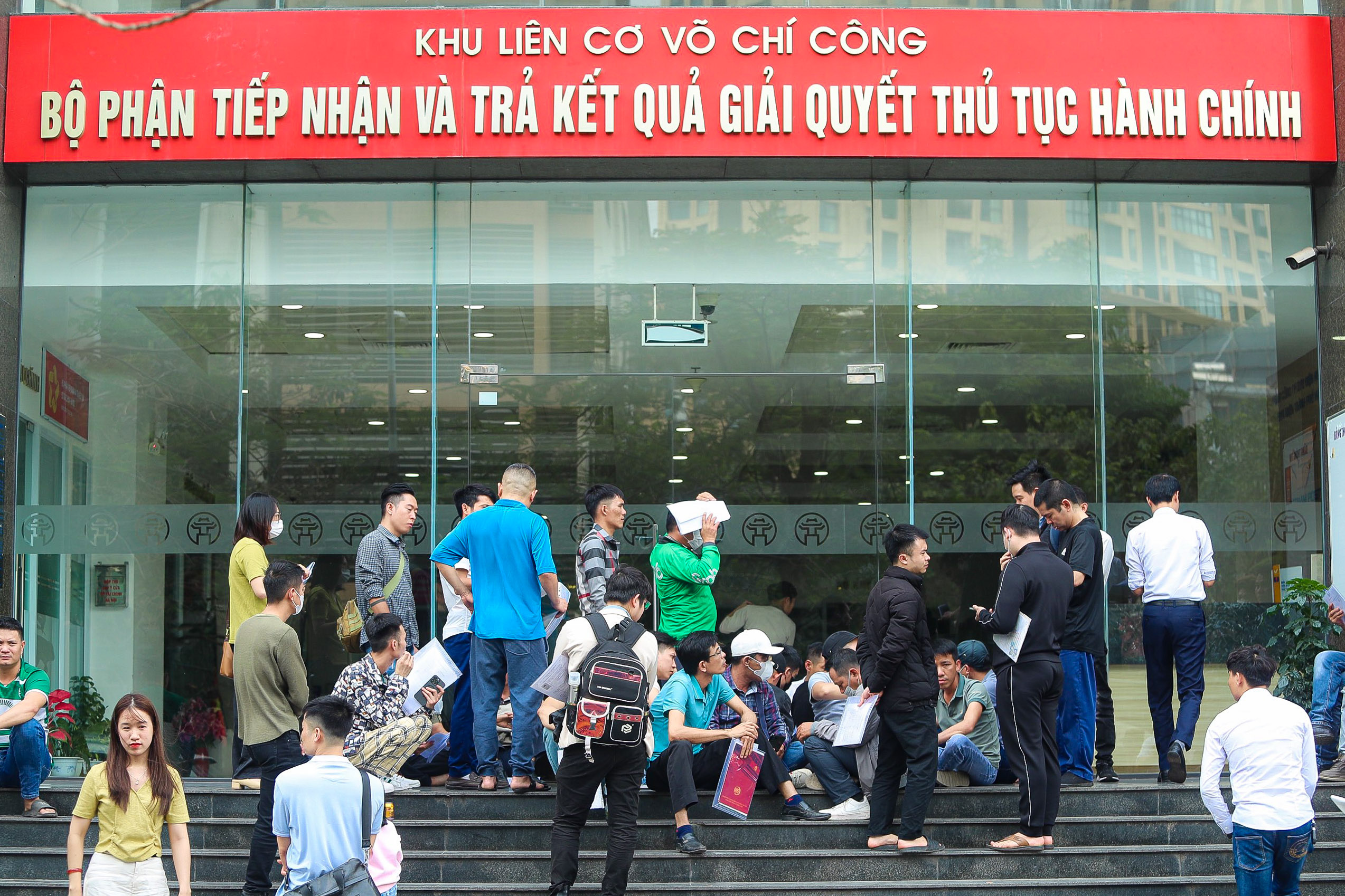 Người dân xếp hàng dài làm thủ tục cấp, đổi giấy phép lái xe- Ảnh 1.