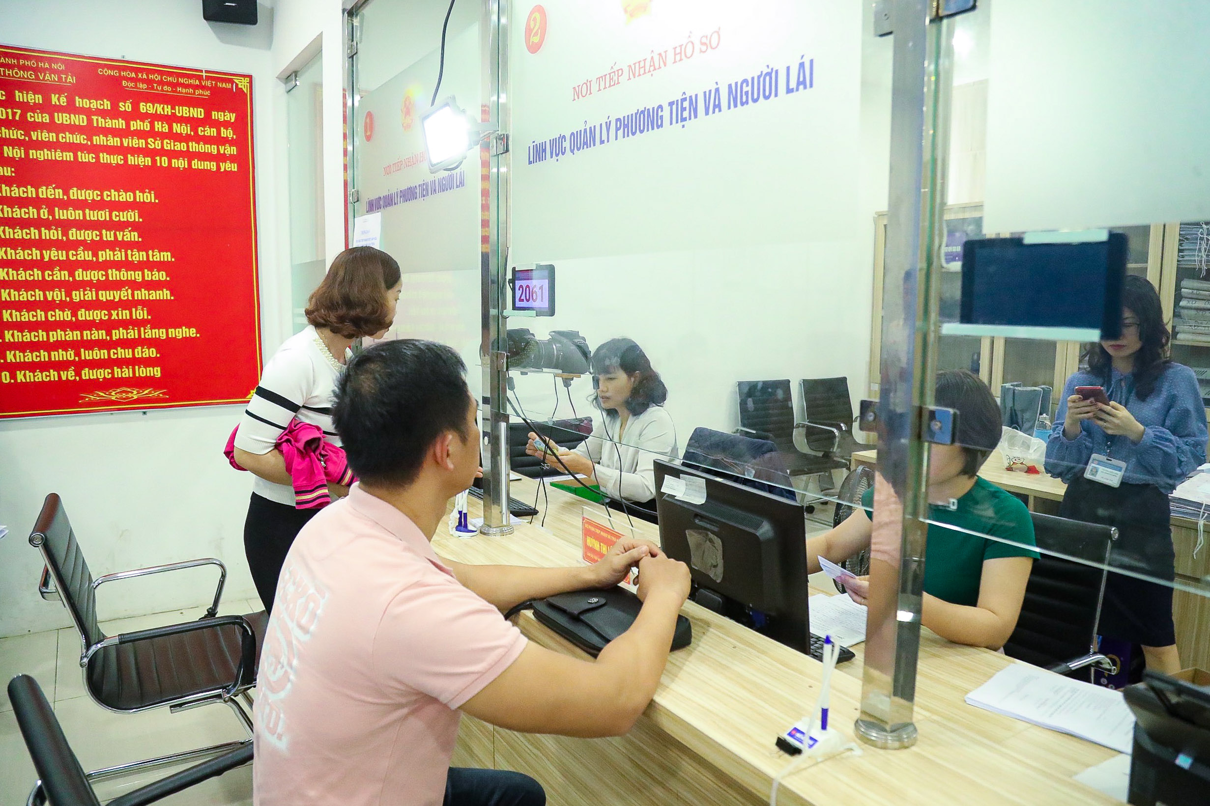 Người dân xếp hàng dài làm thủ tục cấp, đổi giấy phép lái xe- Ảnh 13.