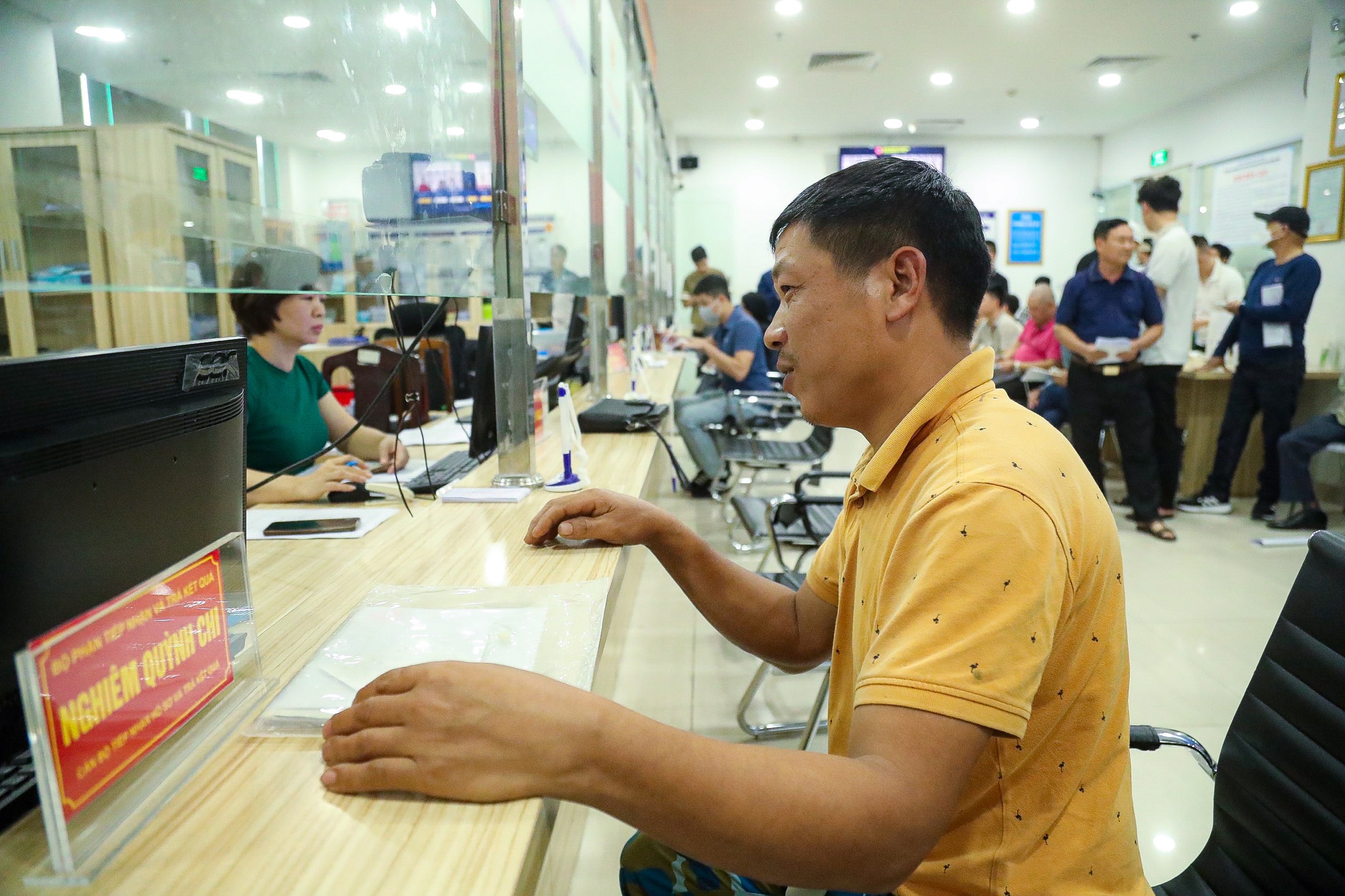 Người dân xếp hàng dài làm thủ tục cấp, đổi giấy phép lái xe- Ảnh 12.