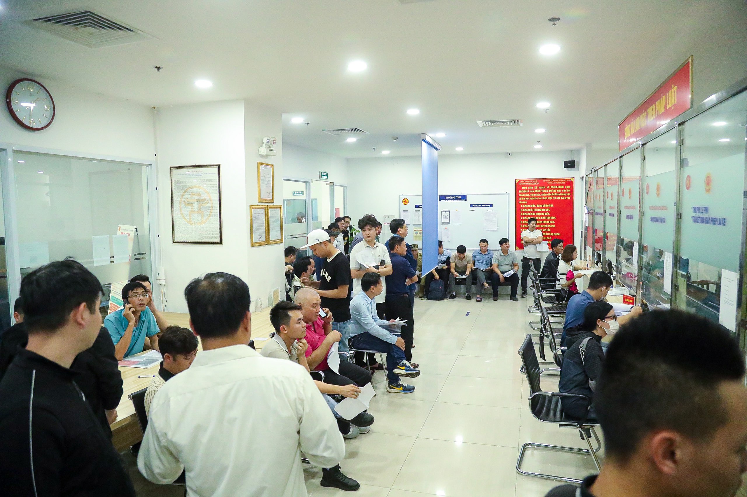 Người dân xếp hàng dài làm thủ tục cấp, đổi giấy phép lái xe- Ảnh 14.