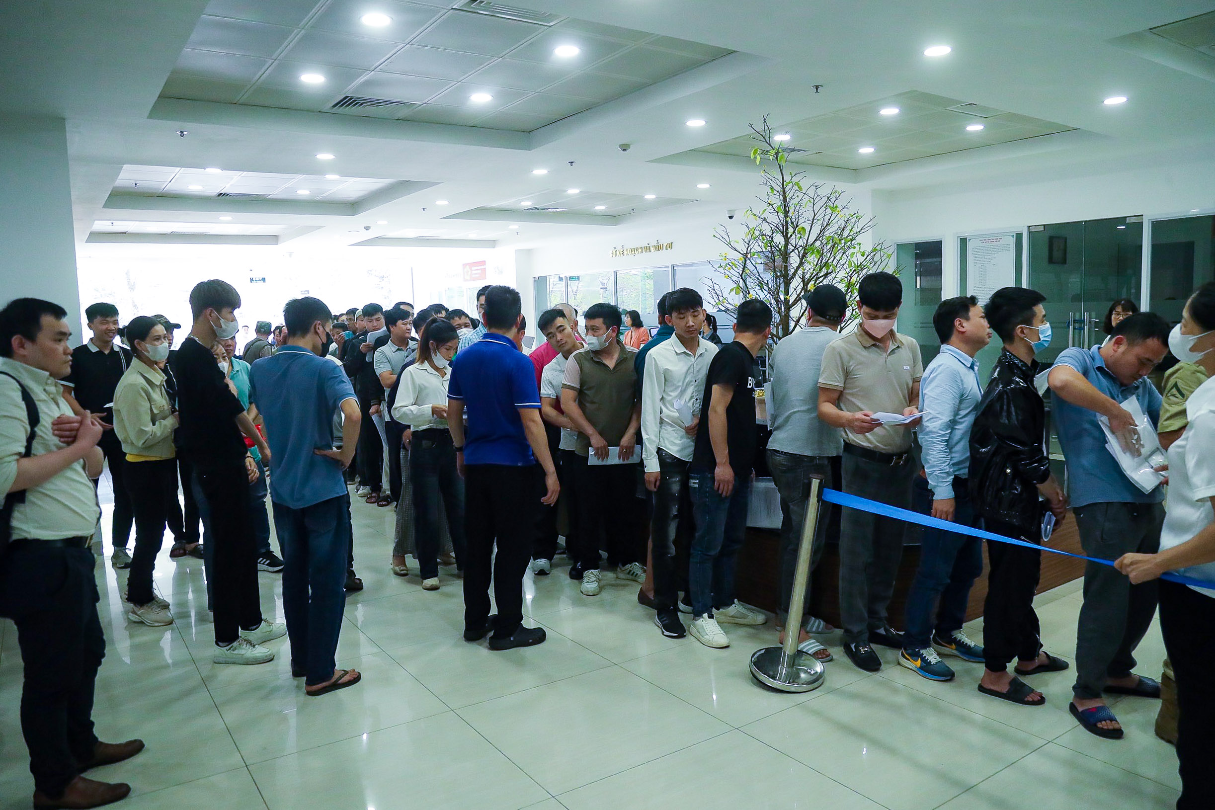 Người dân xếp hàng dài làm thủ tục cấp, đổi giấy phép lái xe- Ảnh 3.