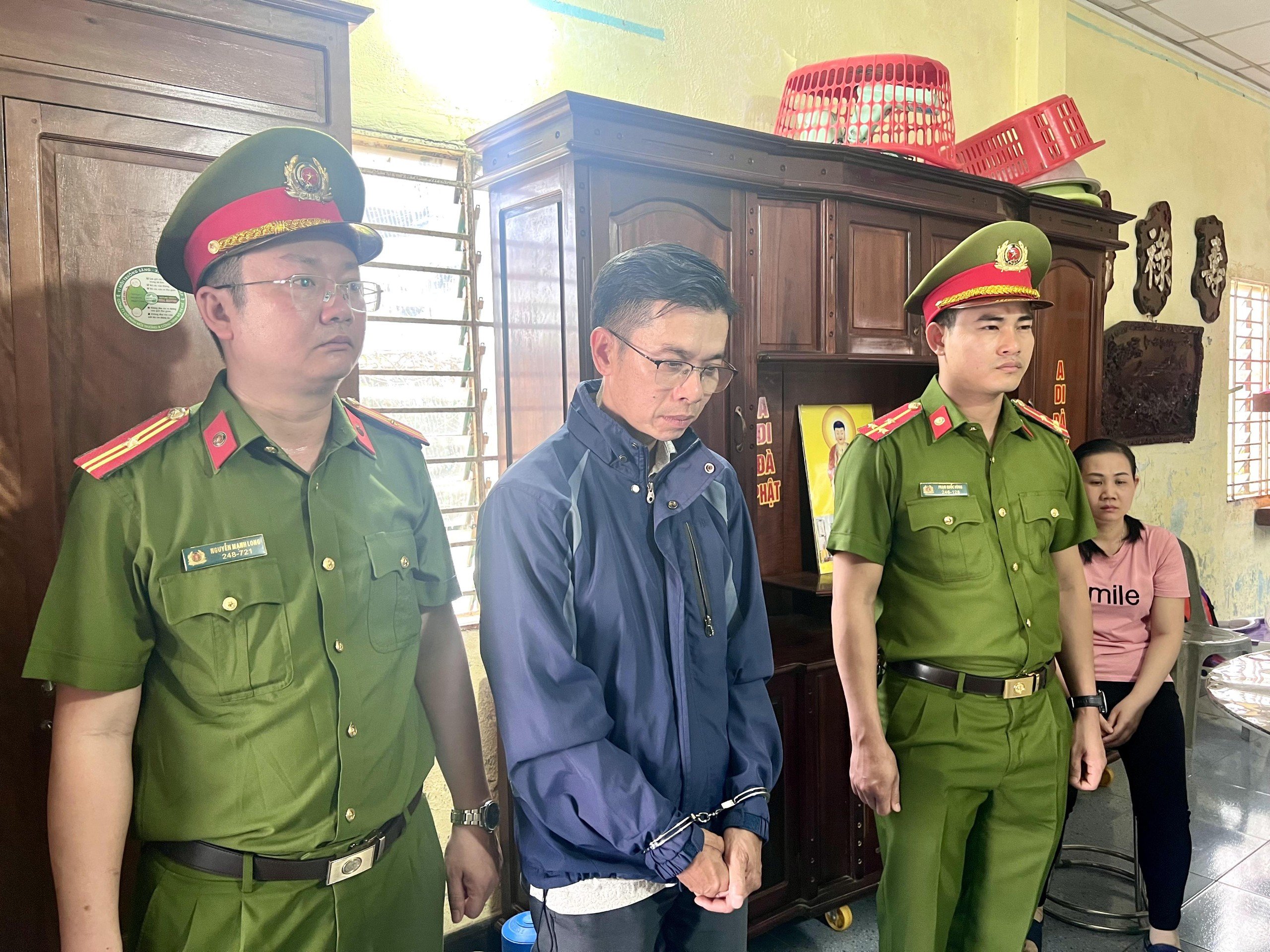 Khởi tố 6 đối tượng "ph&ugrave; ph&eacute;p" k&iacute;nh &ocirc; t&ocirc; từ Trung Quốc th&agrave;nh h&agrave;ng xịn- Ảnh 1.