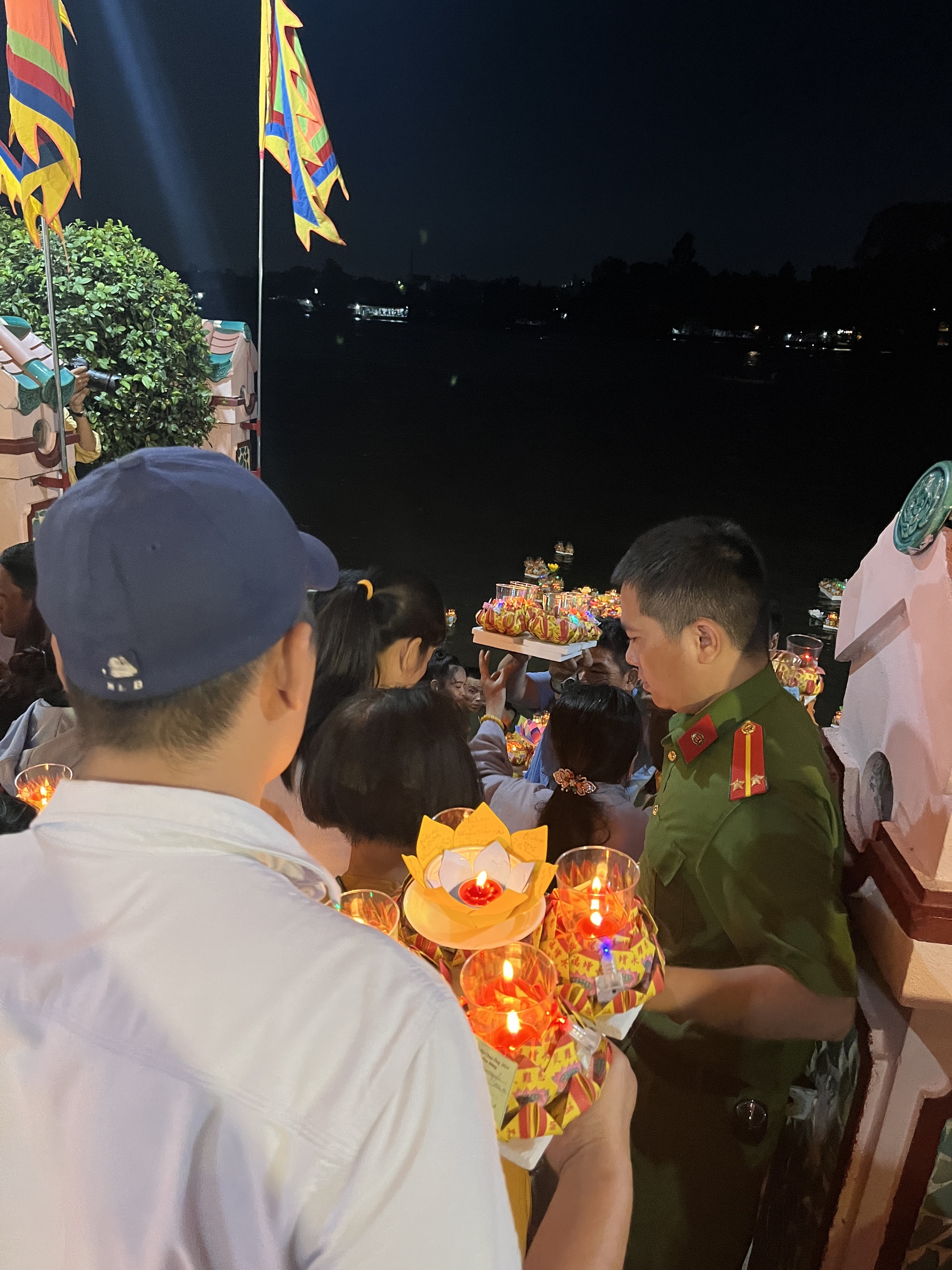 Thả hàng ngàn hoa đăng xuống sông Đồng Nai cầu bình an- Ảnh 5.