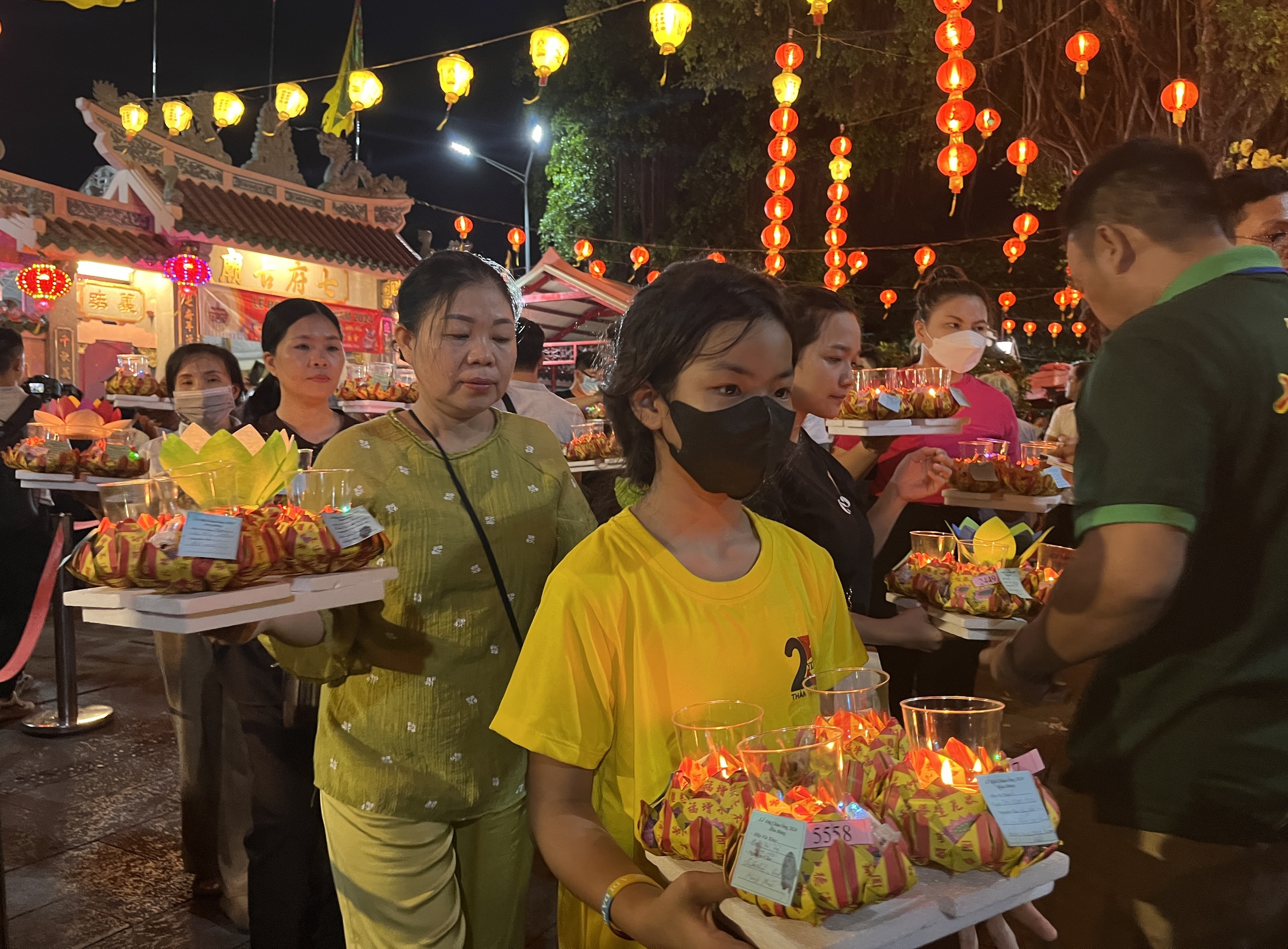 Thả hàng ngàn hoa đăng xuống sông Đồng Nai cầu bình an- Ảnh 4.