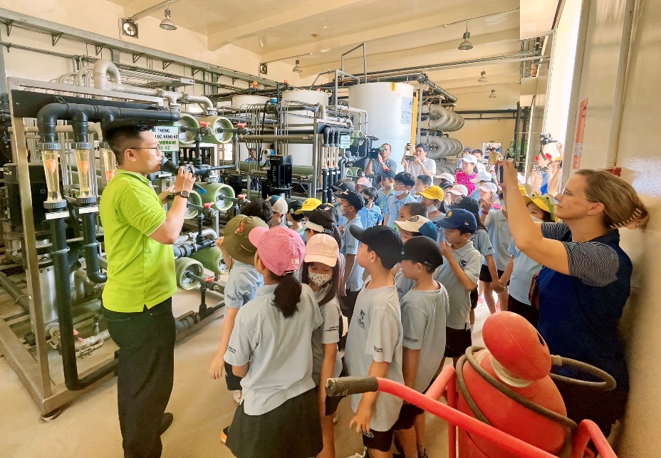 E:\bai HH\Các em học sinh trường Quốc tế SSIS tham quan nhà mày xử lý nước rỉ rác trong Khu liên hợp xử lý chất thải Đa Phước.jpg