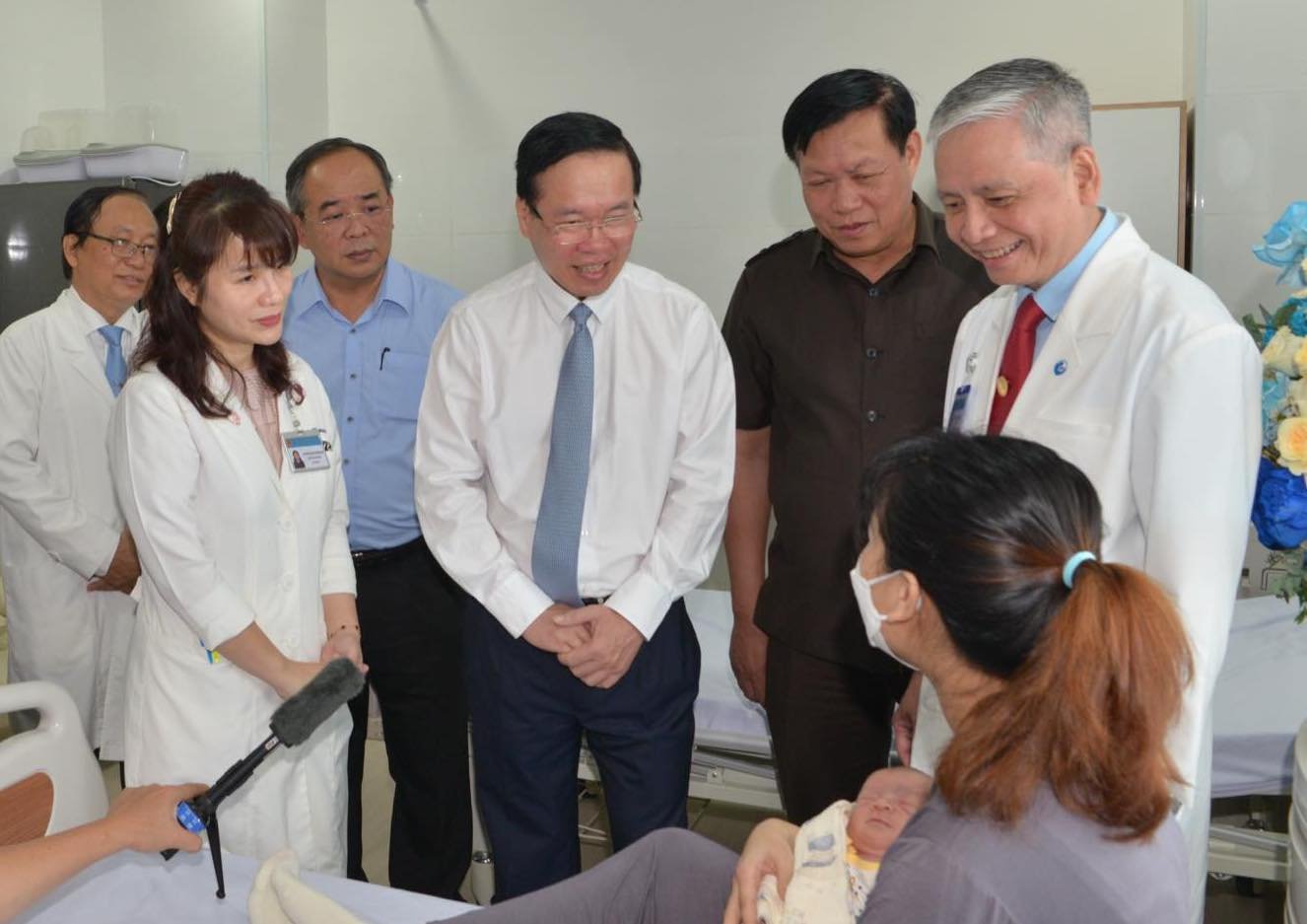 Chủ tịch nước V&otilde; Văn Thưởng thăm, động vi&ecirc;n y - b&aacute;c sĩ Bệnh viện Nhi Đồng 1- Ảnh 2.