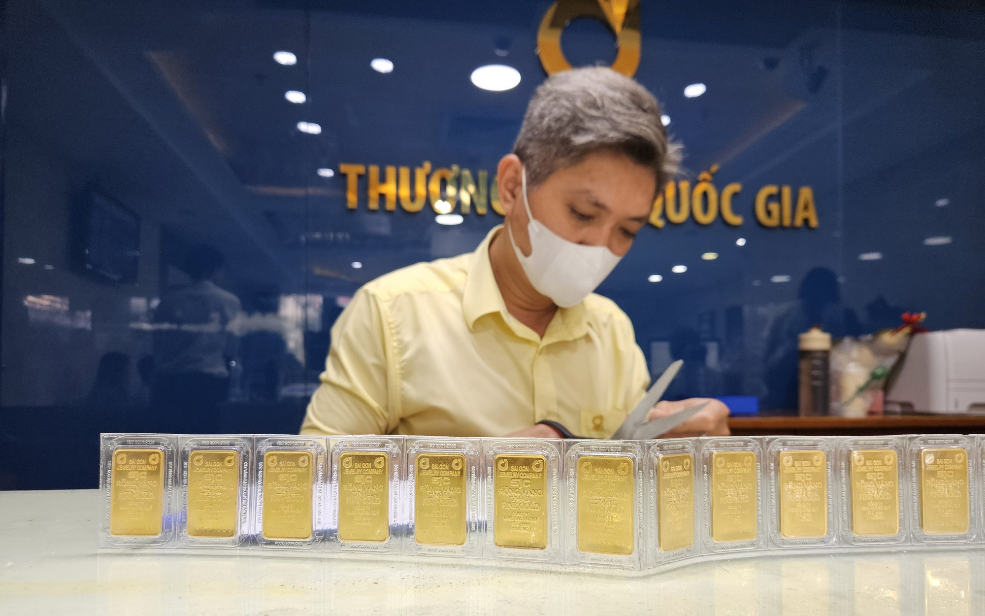 Giá vàng SJC lại "bốc hơi" nửa triệu đồng mỗi lượng