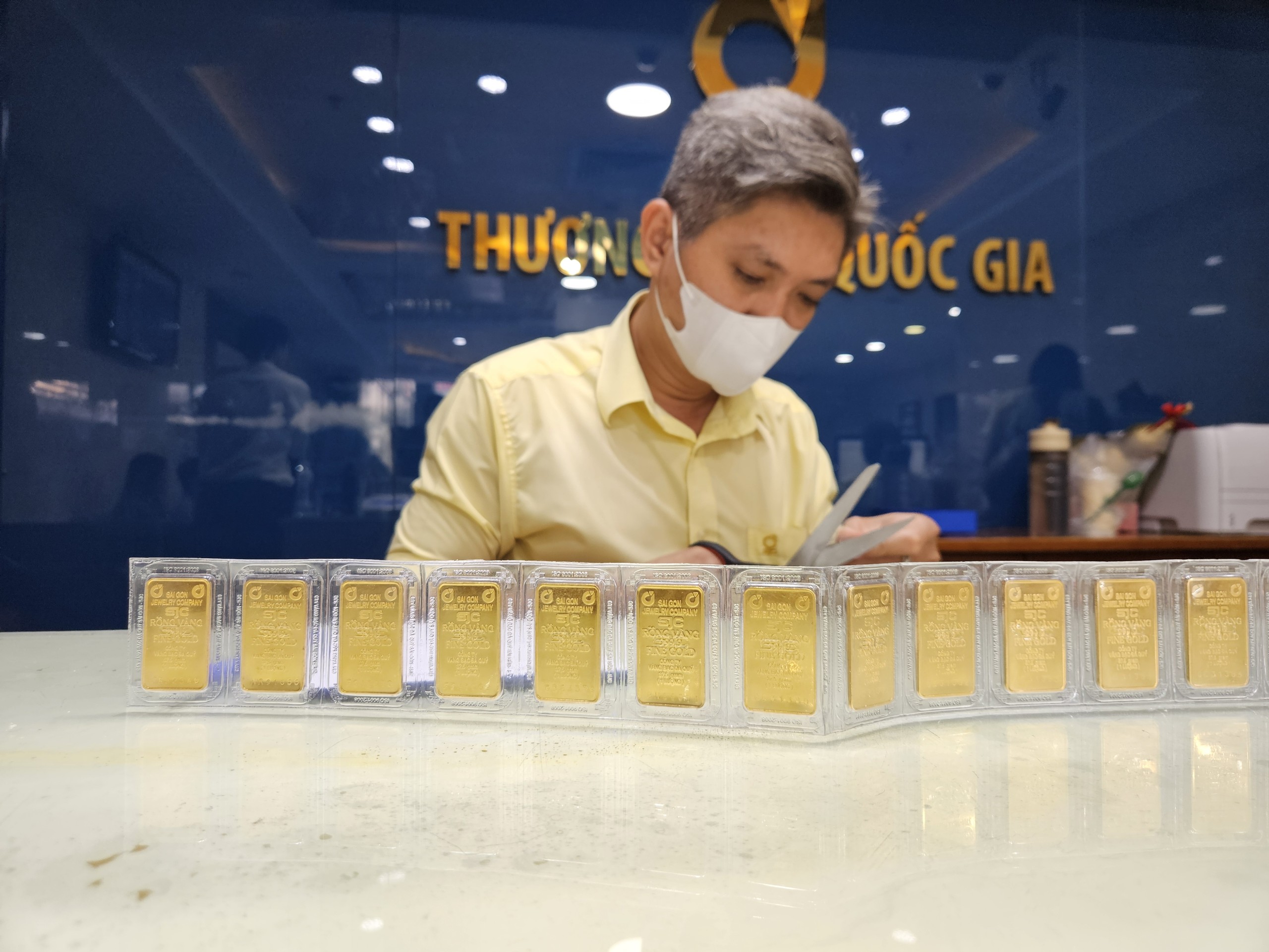 Gi&aacute; v&agrave;ng miếng SJC bất ngờ tăng vọt cả triệu đồng mỗi lượng- Ảnh 1.