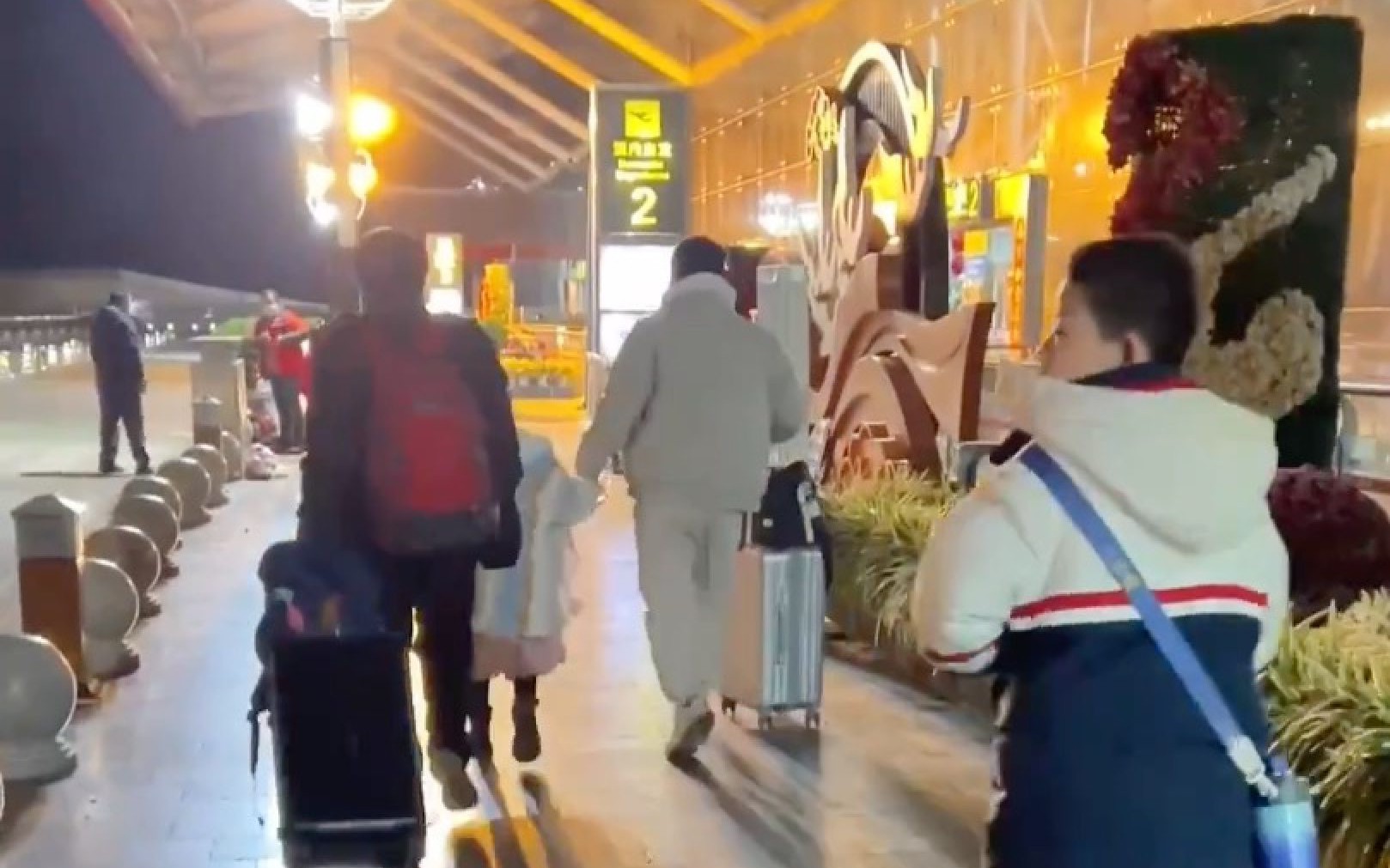 Trung Quốc: Không mua trang sức, du khách bị hướng dẫn viên đuổi khỏi xe