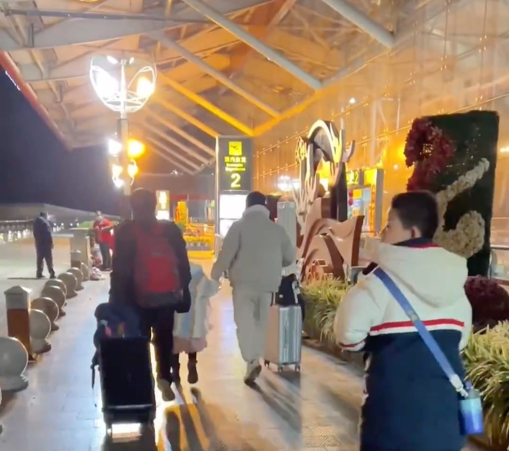 Trung Quốc: Kh&ocirc;ng mua trang sức, du kh&aacute;ch bị hướng dẫn vi&ecirc;n đuổi khỏi xe- Ảnh 1.