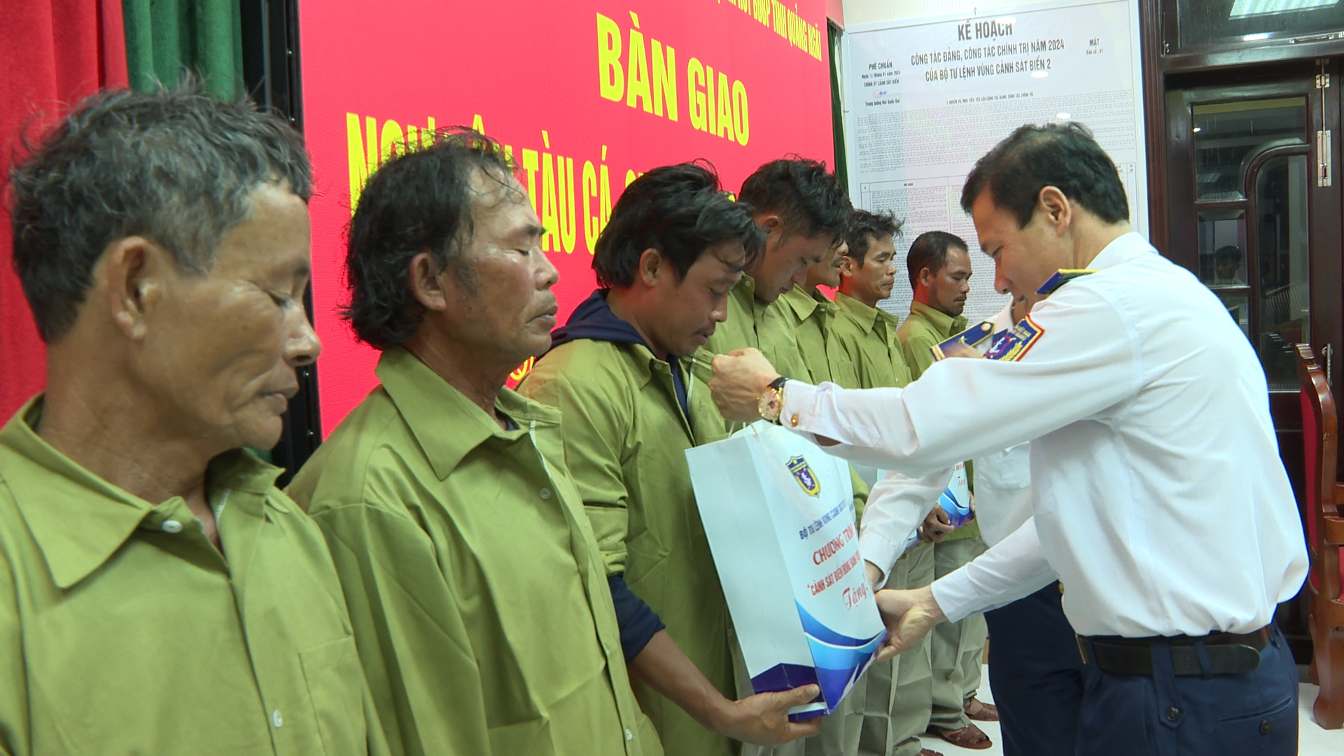 V&ugrave;ng Cảnh s&aacute;t biển 2 cứu 7 ngư d&acirc;n t&agrave;u ch&igrave;m, tr&ocirc;i l&ecirc;nh đ&ecirc;n tr&ecirc;n biển- Ảnh 2.