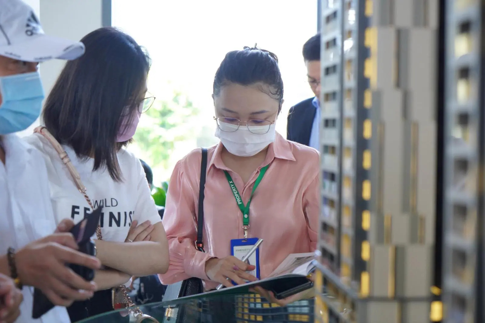 Giao dịch nh&agrave; đất nhỏ giọt, nh&acirc;n vi&ecirc;n m&ocirc;i giới bất động sản vẫn thong dong chơi Tết- Ảnh 1.