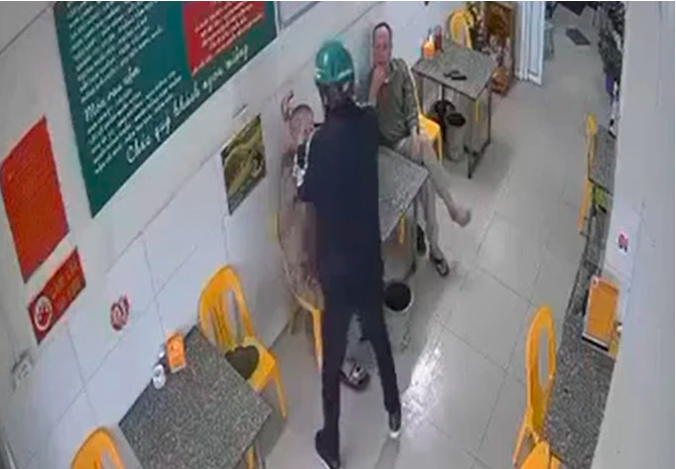 Th&ocirc;ng tin mới vụ người đ&agrave;n &ocirc;ng bị tẩm xăng đốt tại qu&aacute;n bia- Ảnh 1.