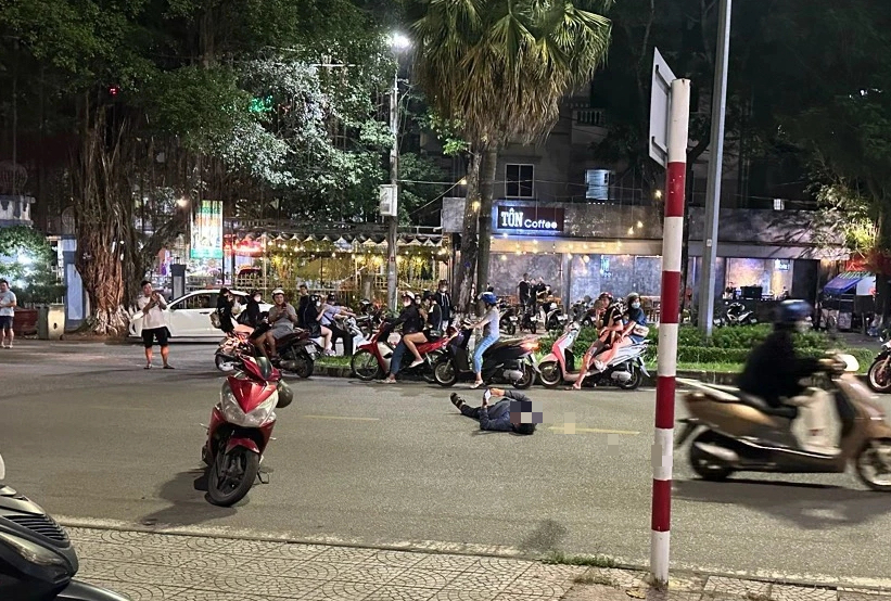 Bất ngờ với danh t&aacute;nh người đ&agrave;n &ocirc;ng "nằm vạ" giữa đường khi bị đo nồng độ cồn - Ảnh 1.