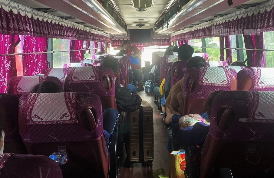 Nhiều h&agrave;nh kh&aacute;ch "tố" bị nh&agrave; xe bỏ rơi, cơ quan chức năng v&agrave;o cuộc- Ảnh 2.