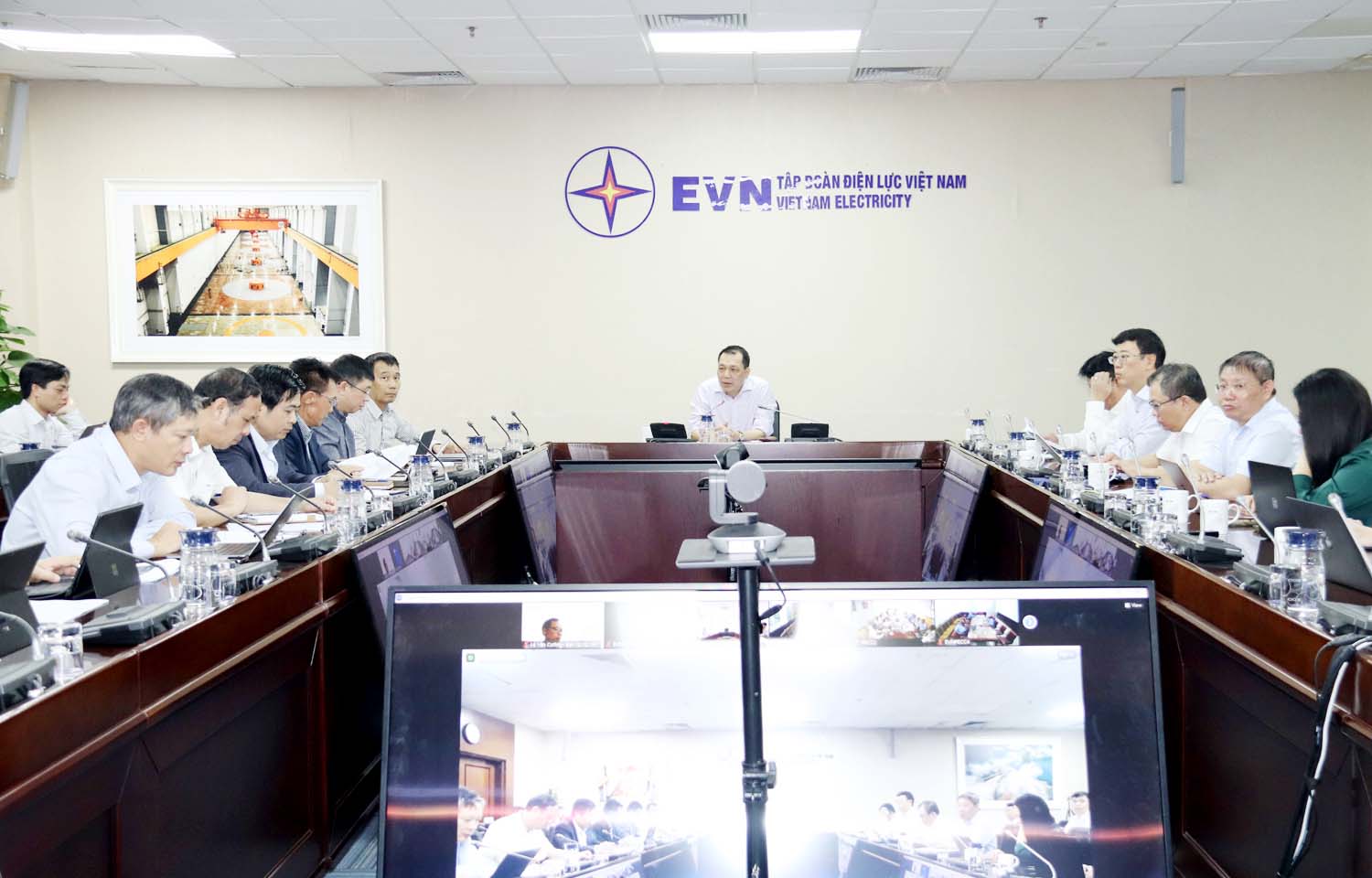 Lãnh đạo EVN họp với các nhà thầu để đẩy nhanh tiến độ dự án