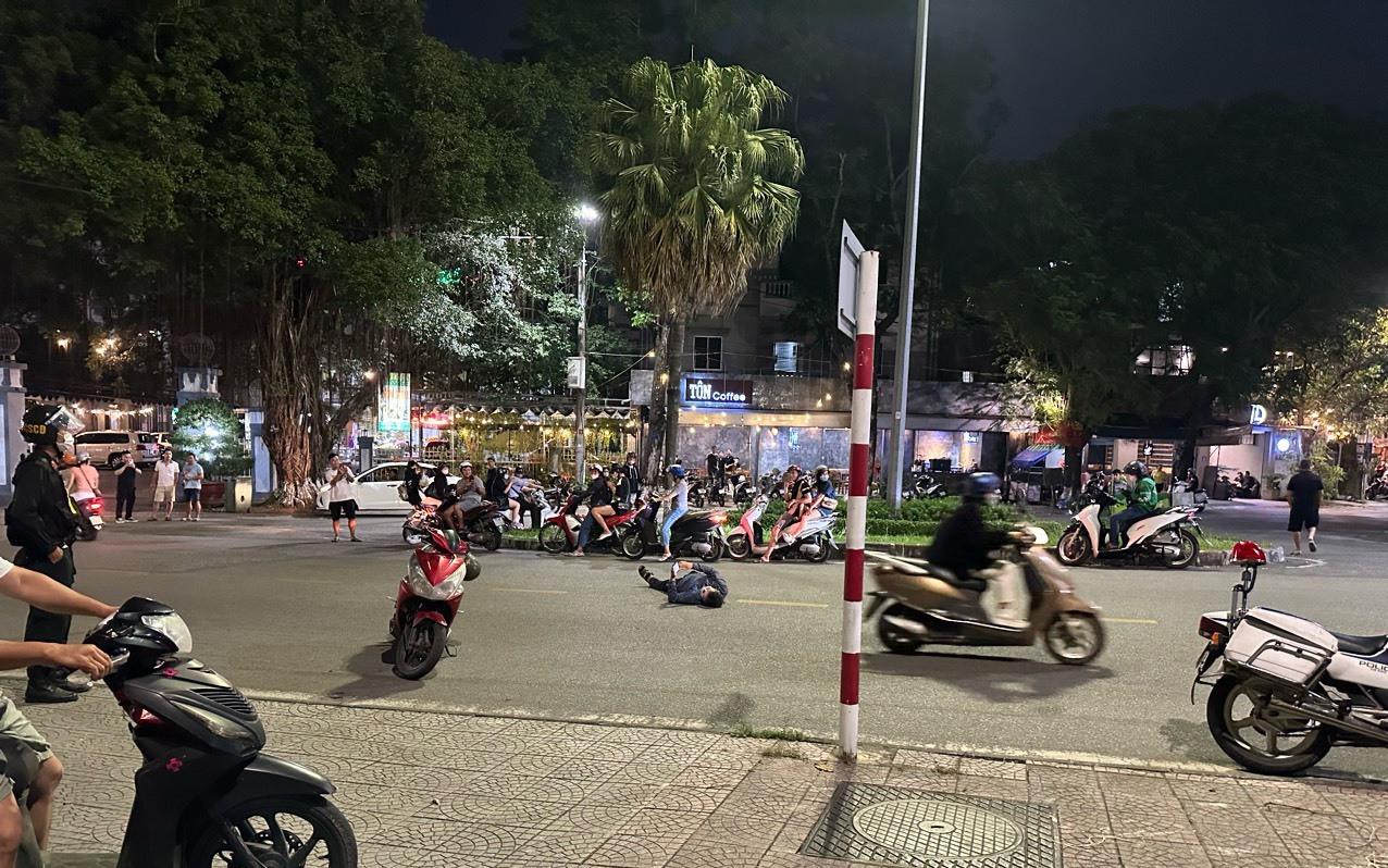 Bất ngờ với danh tánh người đàn ông "nằm vạ" giữa đường khi bị đo nồng độ cồn