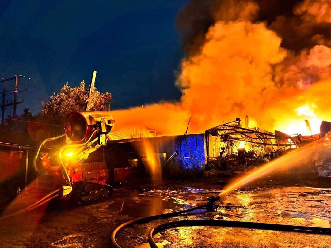 Cột kh&oacute;i lửa bốc cao h&agrave;ng trăm m&eacute;t trong vụ ch&aacute;y lớn nh&agrave; xưởng- Ảnh 1.
