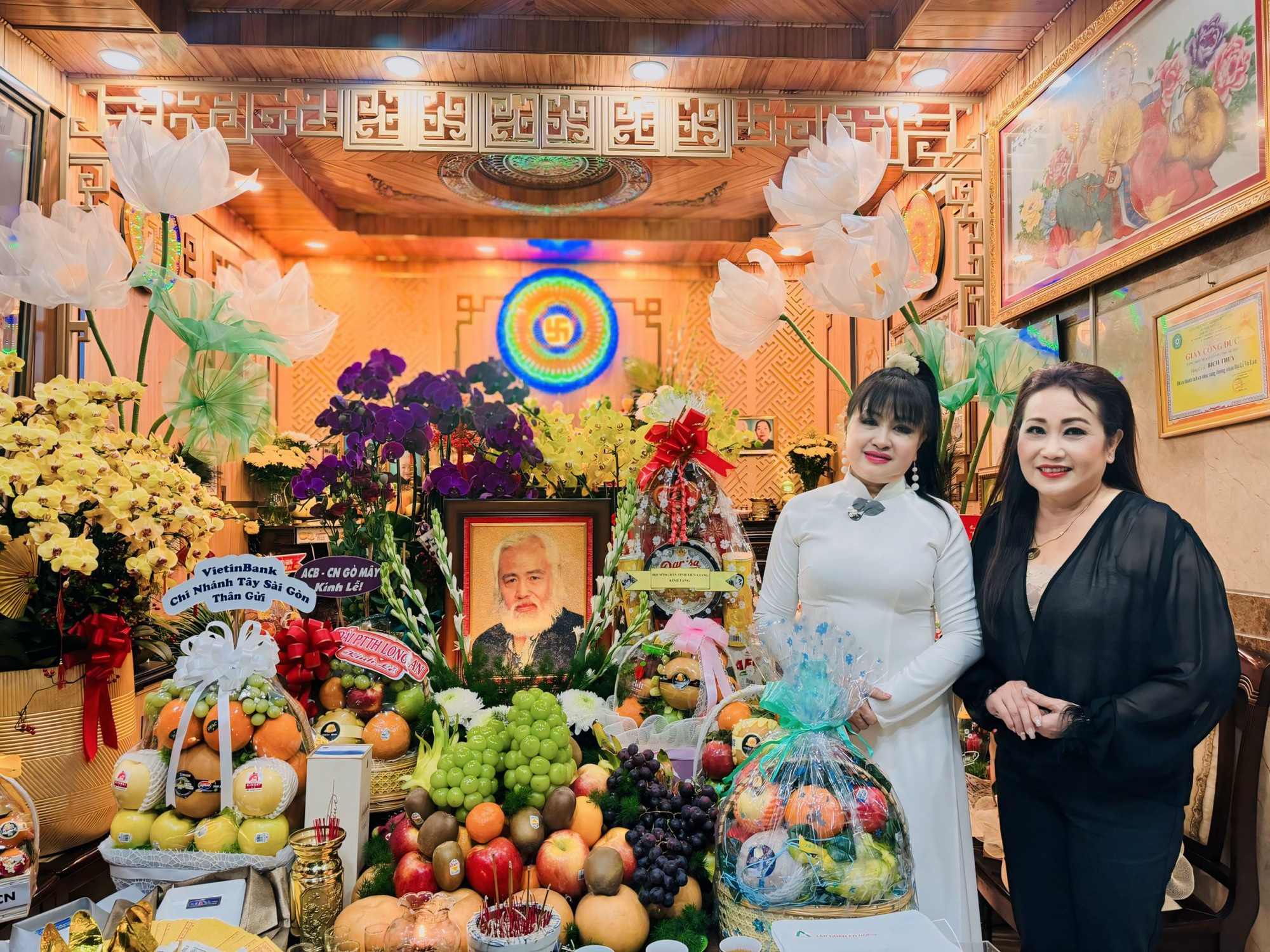 B&iacute;ch Thủy, Thanh Hằng, Hạ Ch&acirc;u trao 200 phần qu&agrave; cho người ngh&egrave;o nh&acirc;n ng&agrave;y Giỗ nhạc sĩ Bắc Sơn- Ảnh 1.