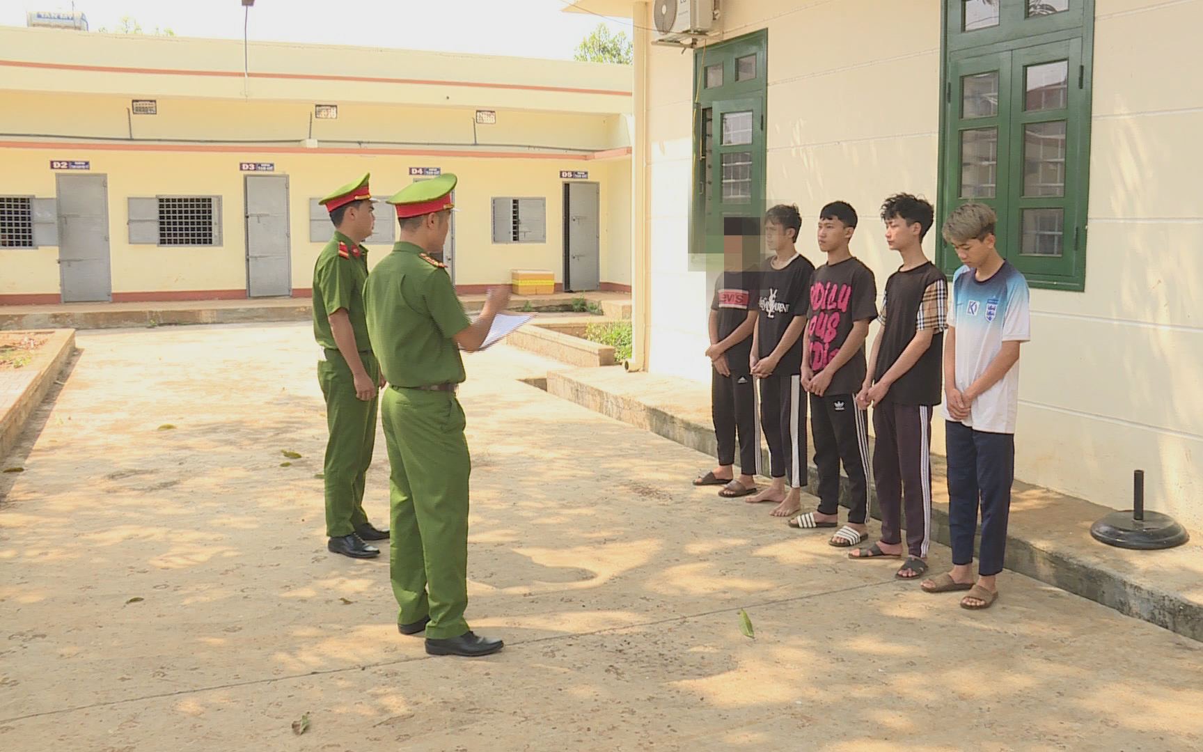 Bắt giữ 5 thanh, thiếu niên và học sinh hiếp dâm 1 bé gái