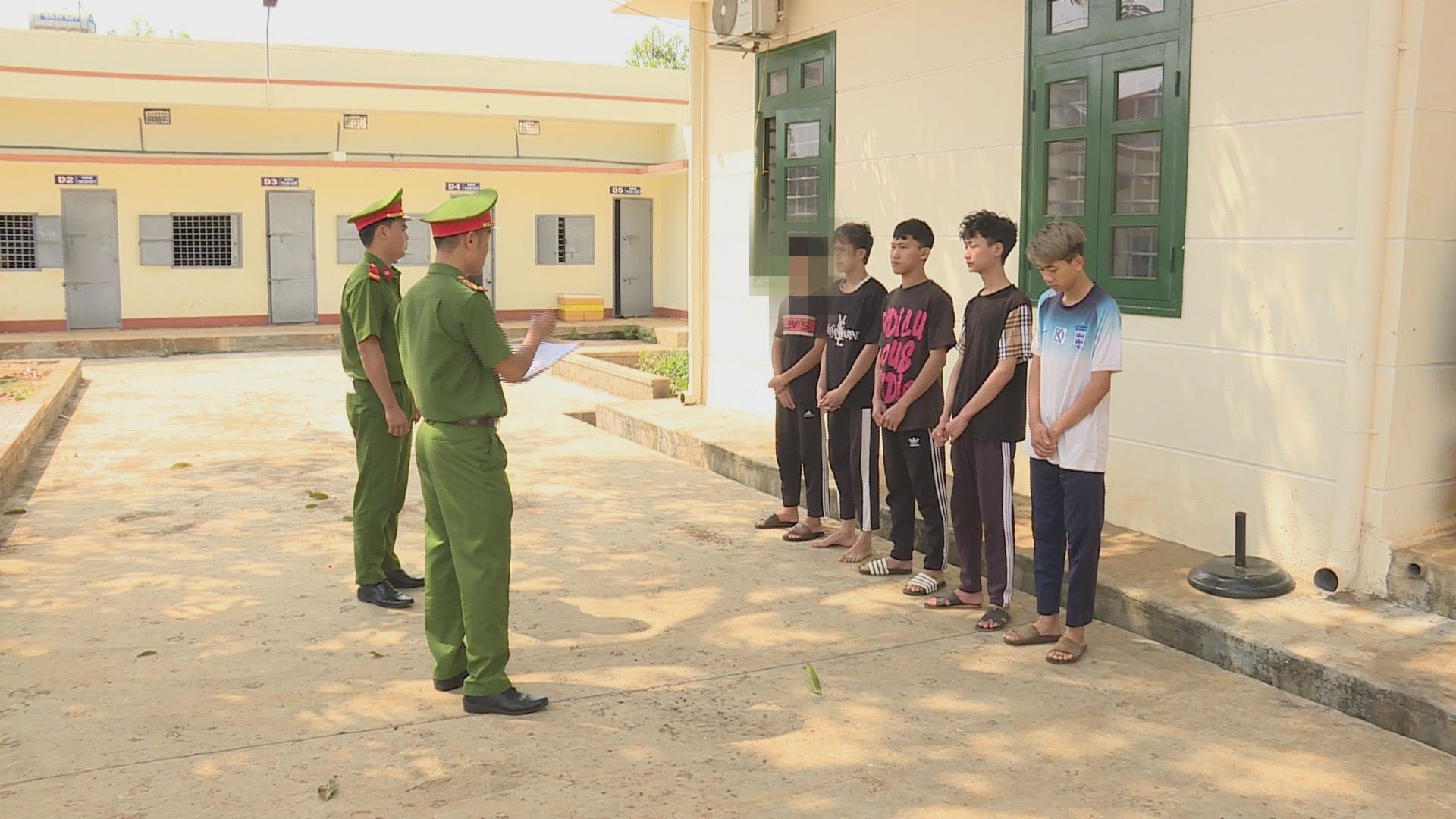 Bắt giữ 5 thanh, thiếu ni&ecirc;n v&agrave; học sinh hiếp d&acirc;m 1 b&eacute; g&aacute;i- Ảnh 1.
