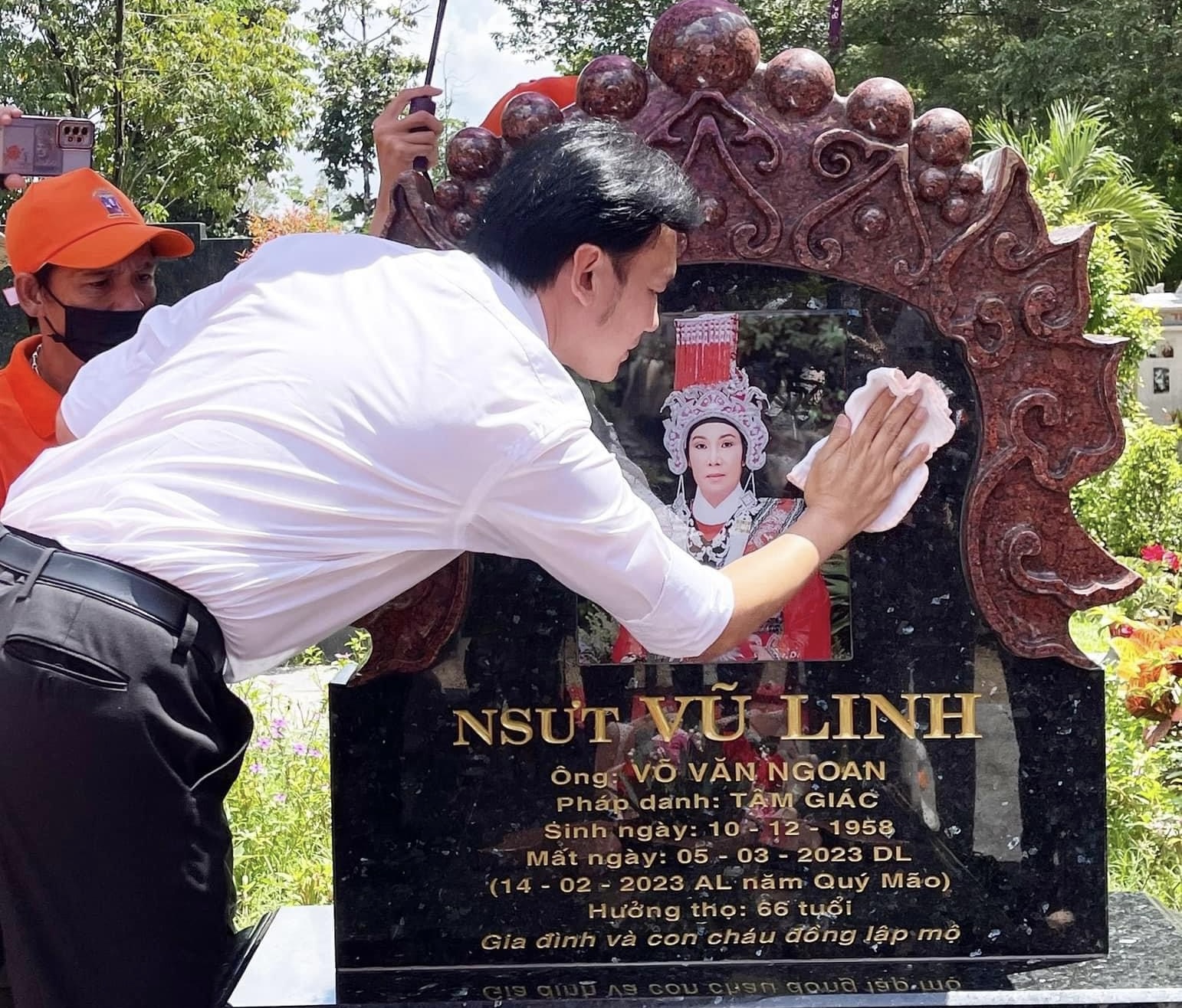 Nghệ sĩ x&uacute;c động trong ng&agrave;y giỗ đầu của NSƯT Vũ Linh- Ảnh 3.