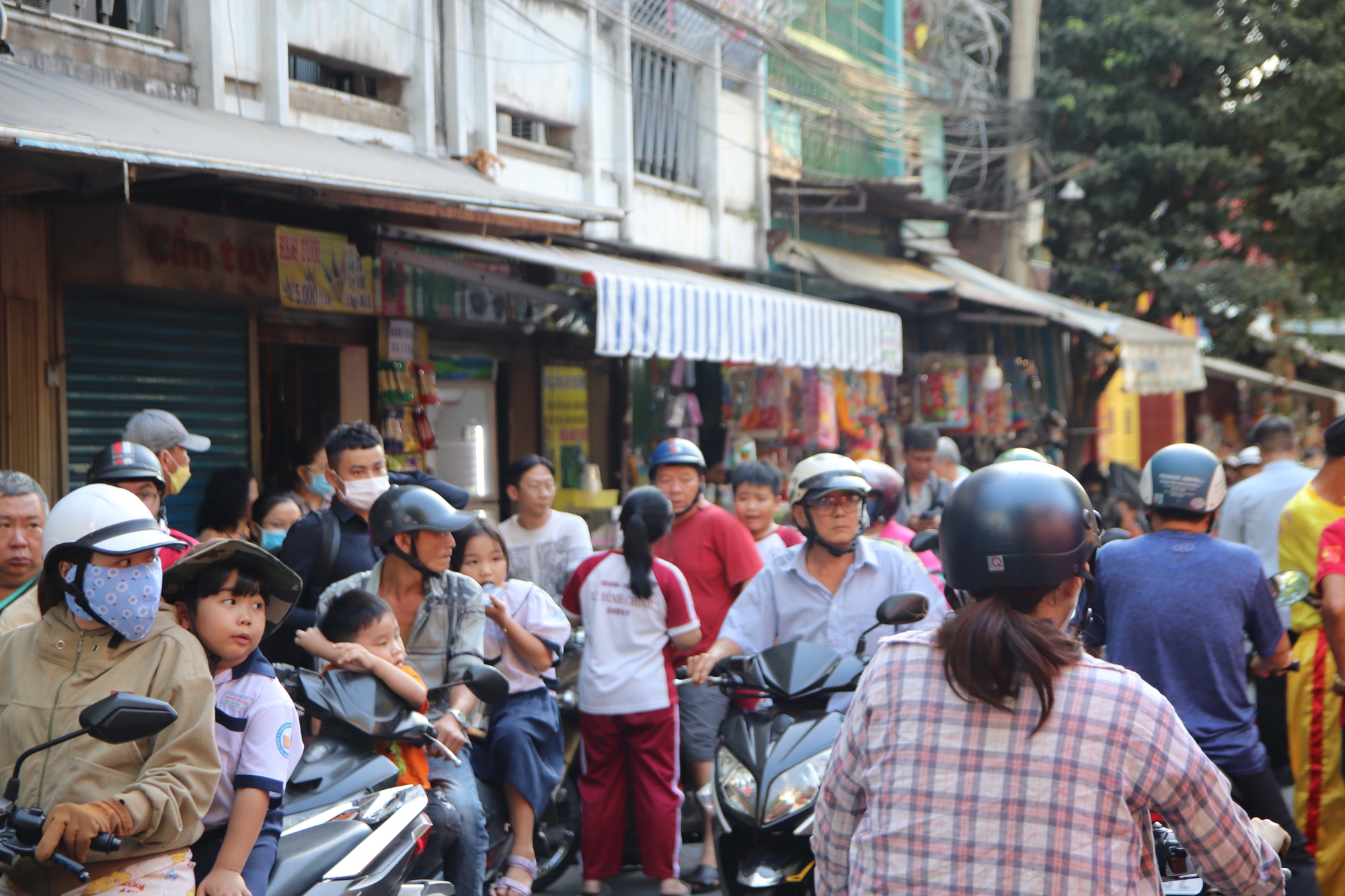 Sắc m&agrave;u Tết Nguy&ecirc;n ti&ecirc;u ở TP HCM- Ảnh 1.